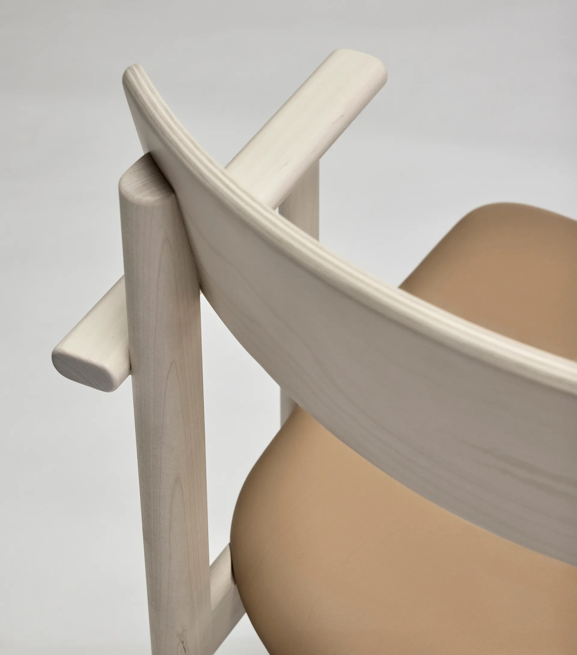 Pal アームチェア, Birch light matte lacquer-Elmosoft 22030 Stolab