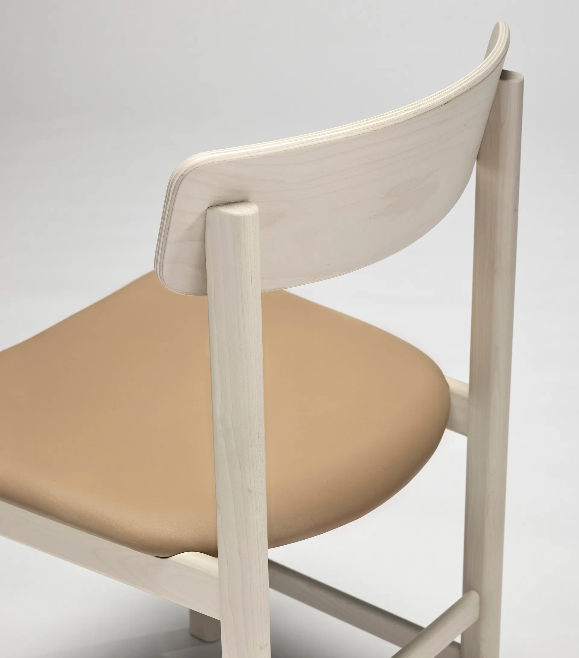 Pal チェア, Birch light matte lacquer-Elmosoft 22030 Stolab