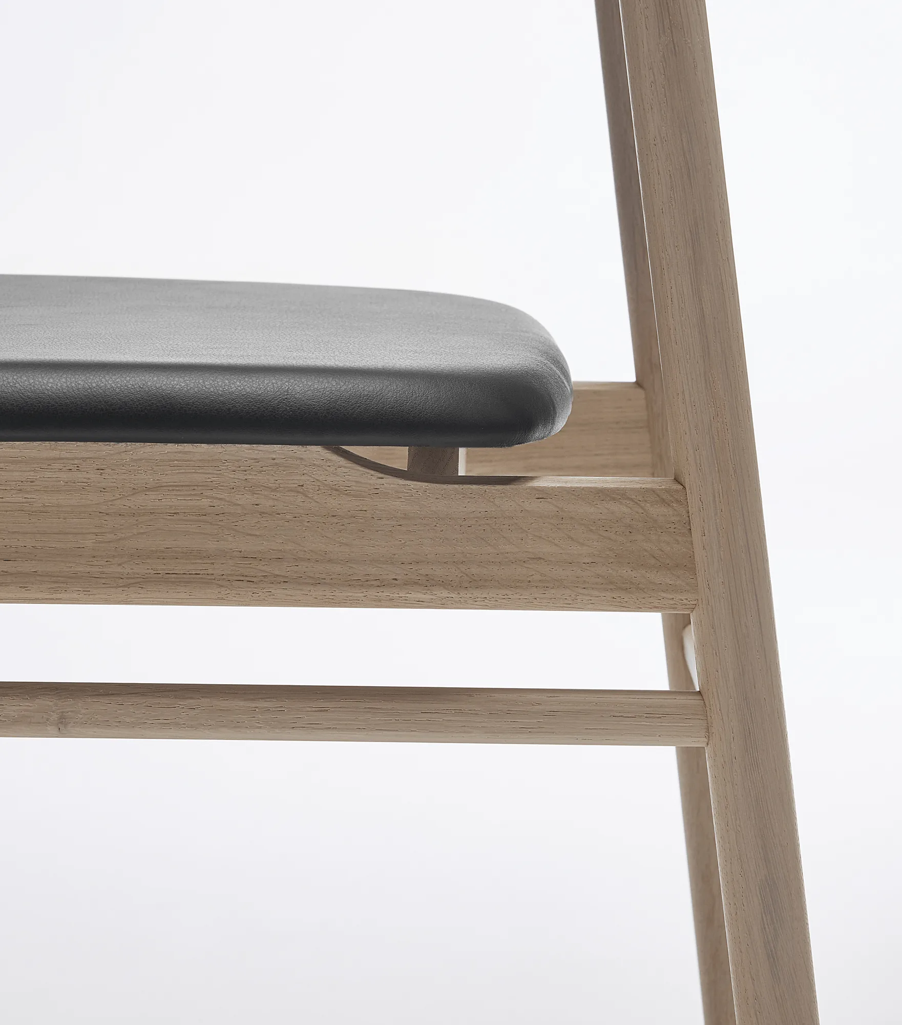 Prima Vista チェア light matte lacquered oak, Leather Elmosoft 99001 black Stolab