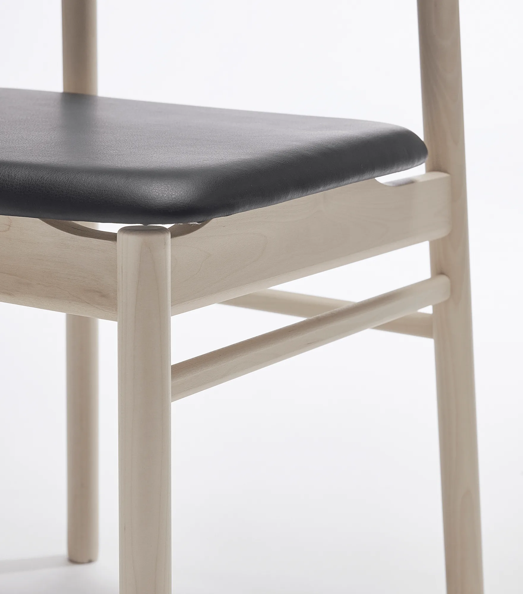 Prima Vista チェア white-oiled birch, Leather Elmosoft 99001 black Stolab