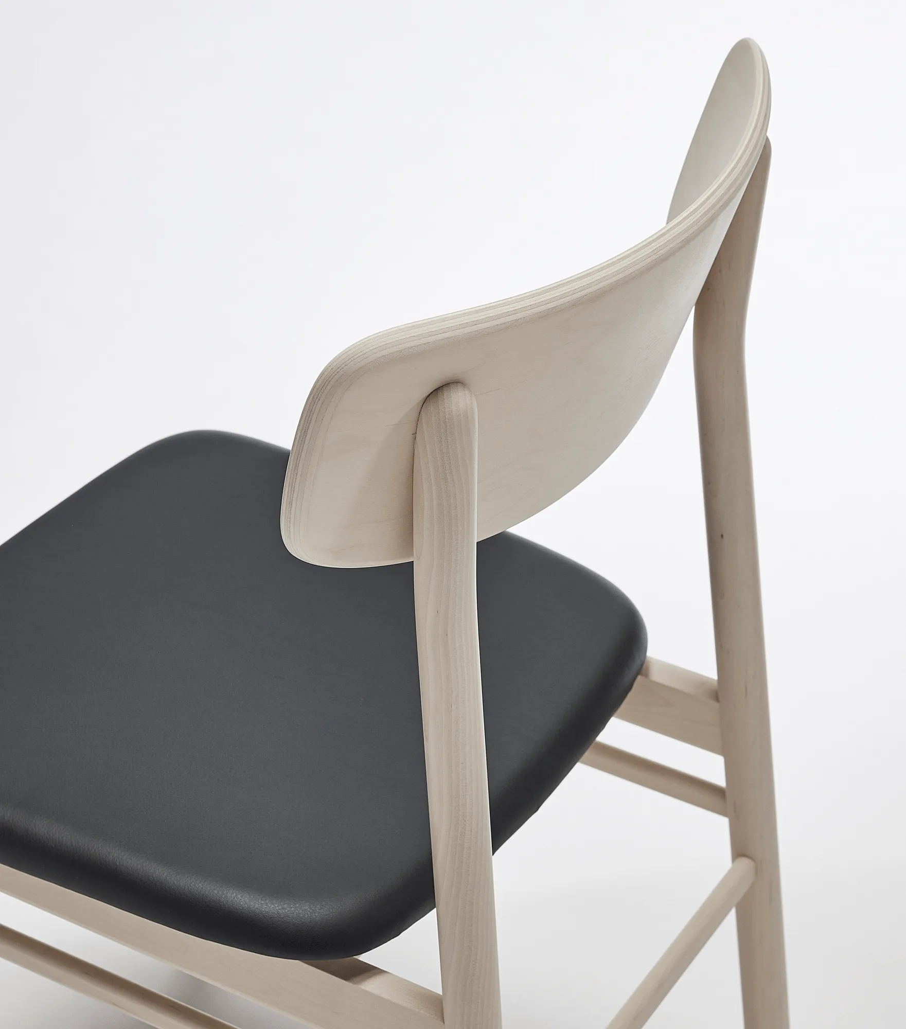 Prima Vista チェア white-oiled birch, Leather Elmosoft 99001 black Stolab