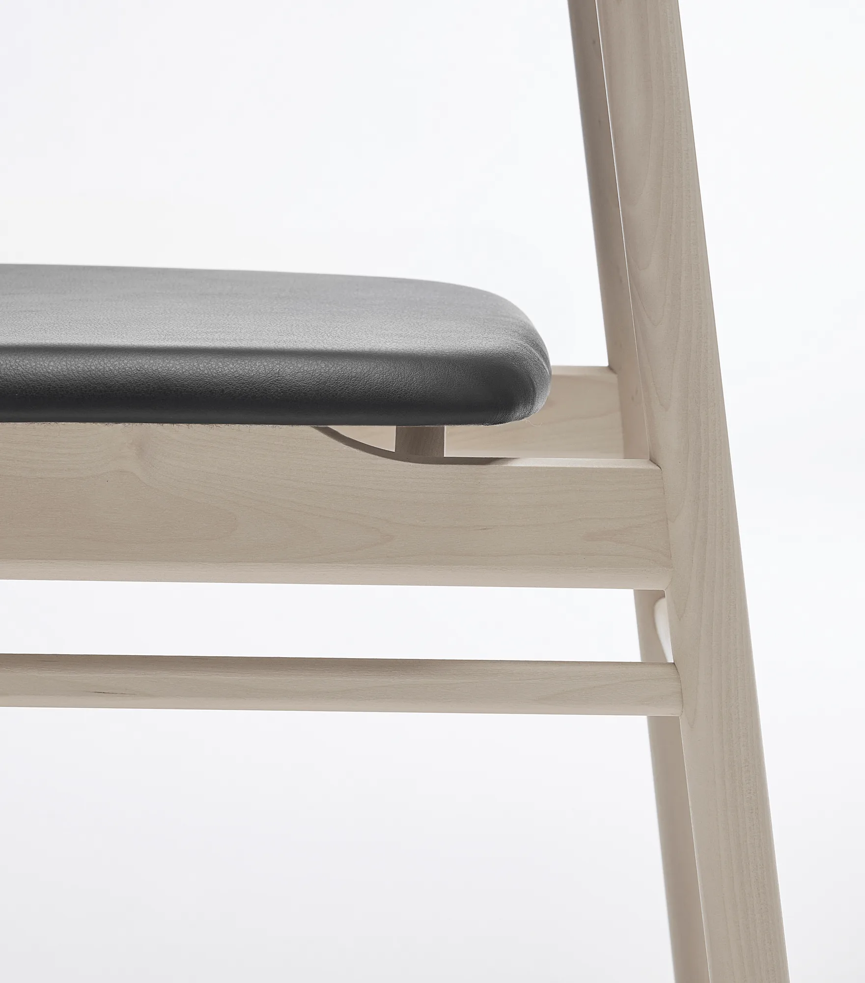 Prima Vista チェア white-oiled birch, Leather Elmosoft 99001 black Stolab