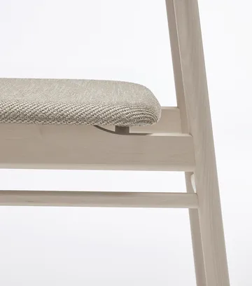 Prima Vista チェア white-oiled birch - Textile Atto Driftwood V3576/01 grey - Stolab