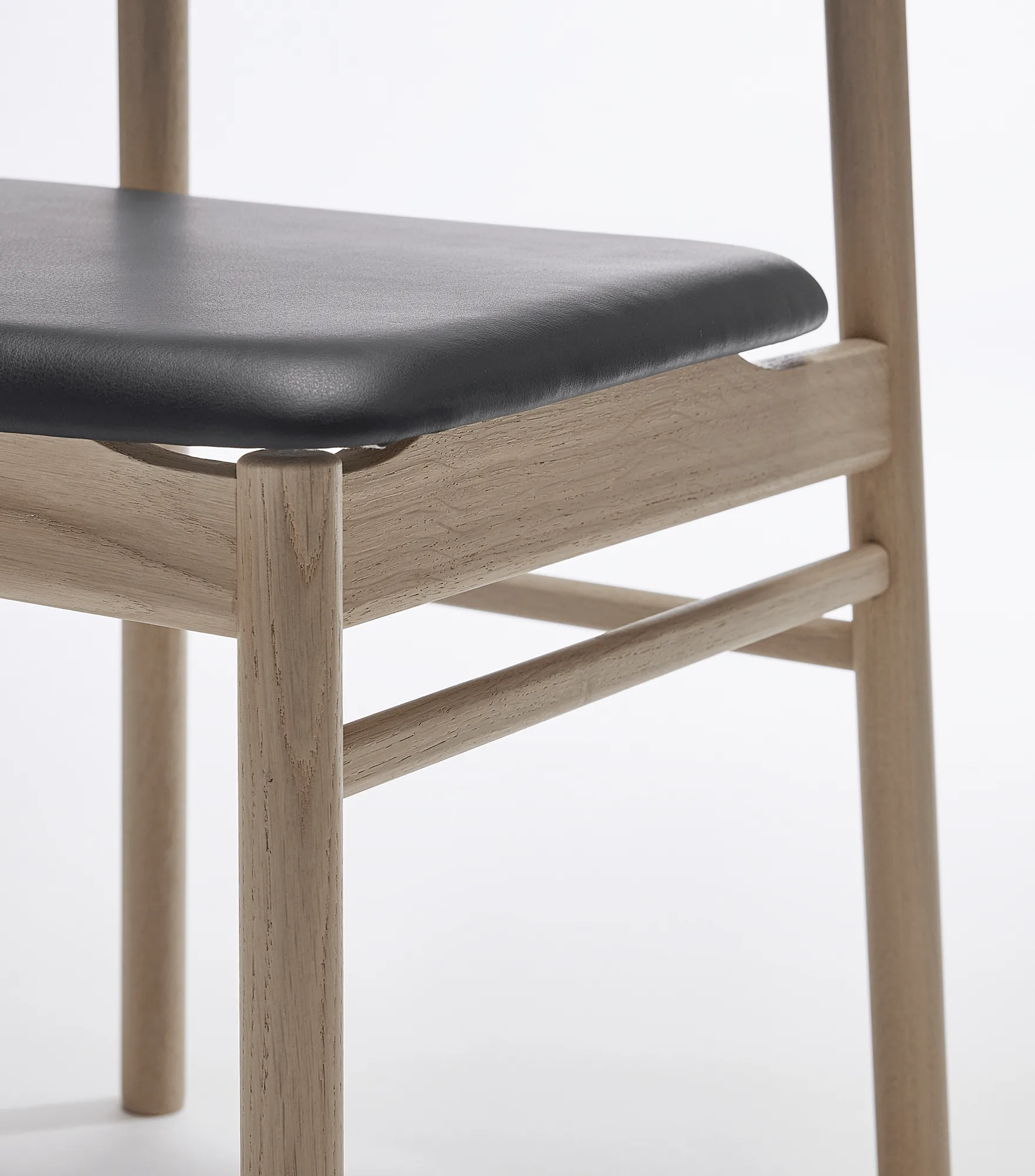 Prima Vista チェア white-oiled oak, Leather Elmosoft 99001 black Stolab