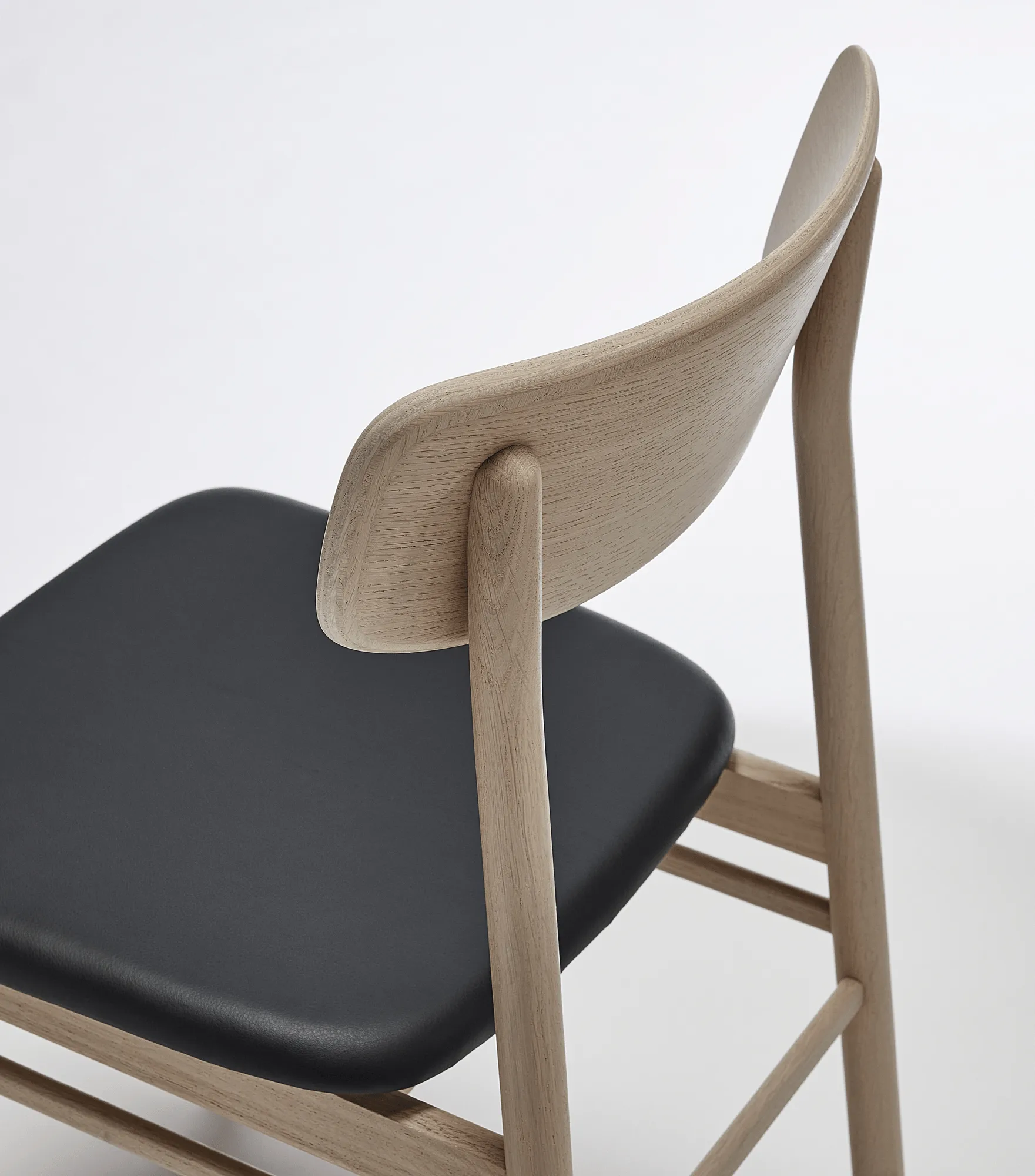 Prima Vista チェア white-oiled oak, Leather Elmosoft 99001 black Stolab