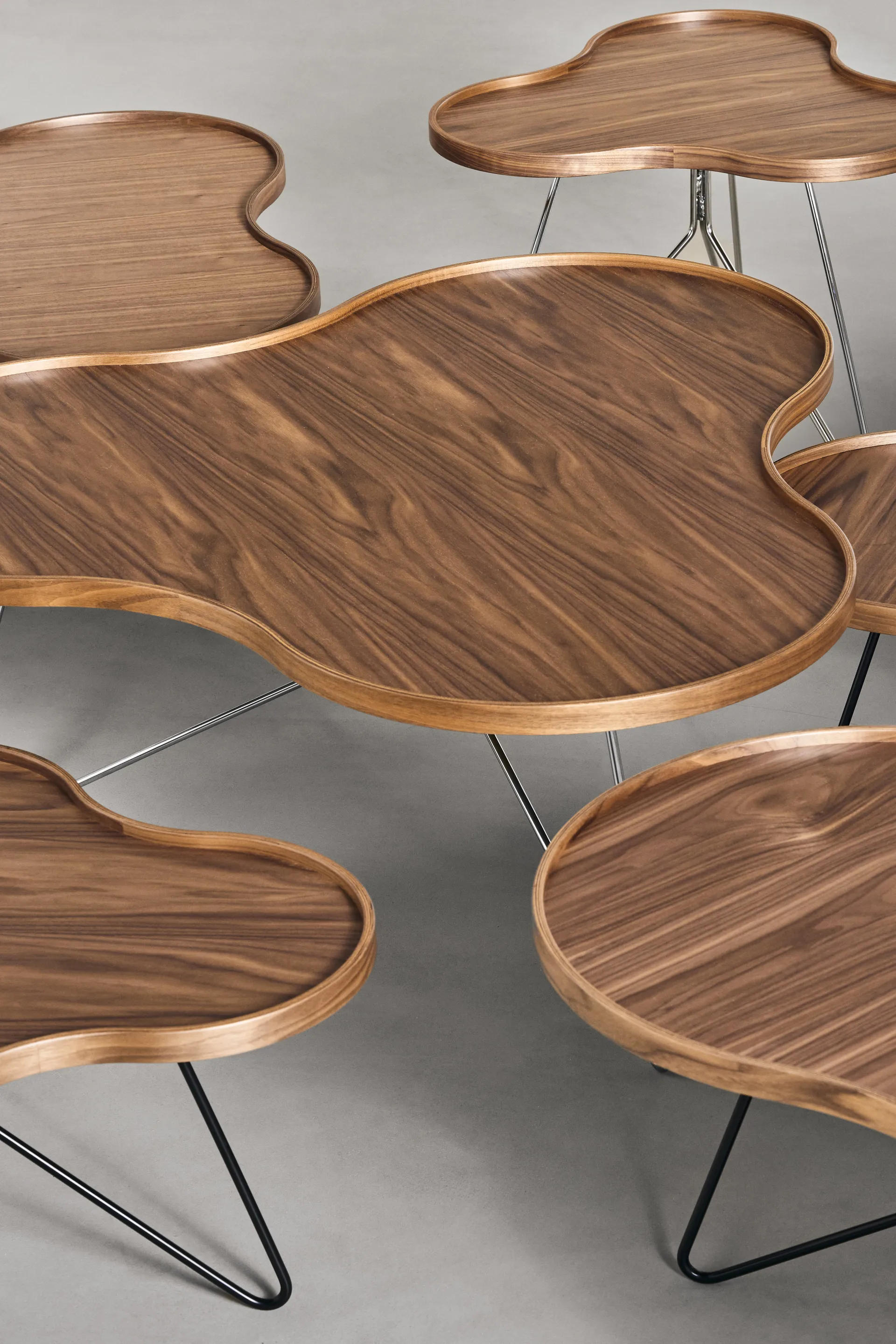 Flower モノ テーブル スペシャルエディション 107x114 cm, H39 cm-lacquered walnut-black lacquered steel Swedese