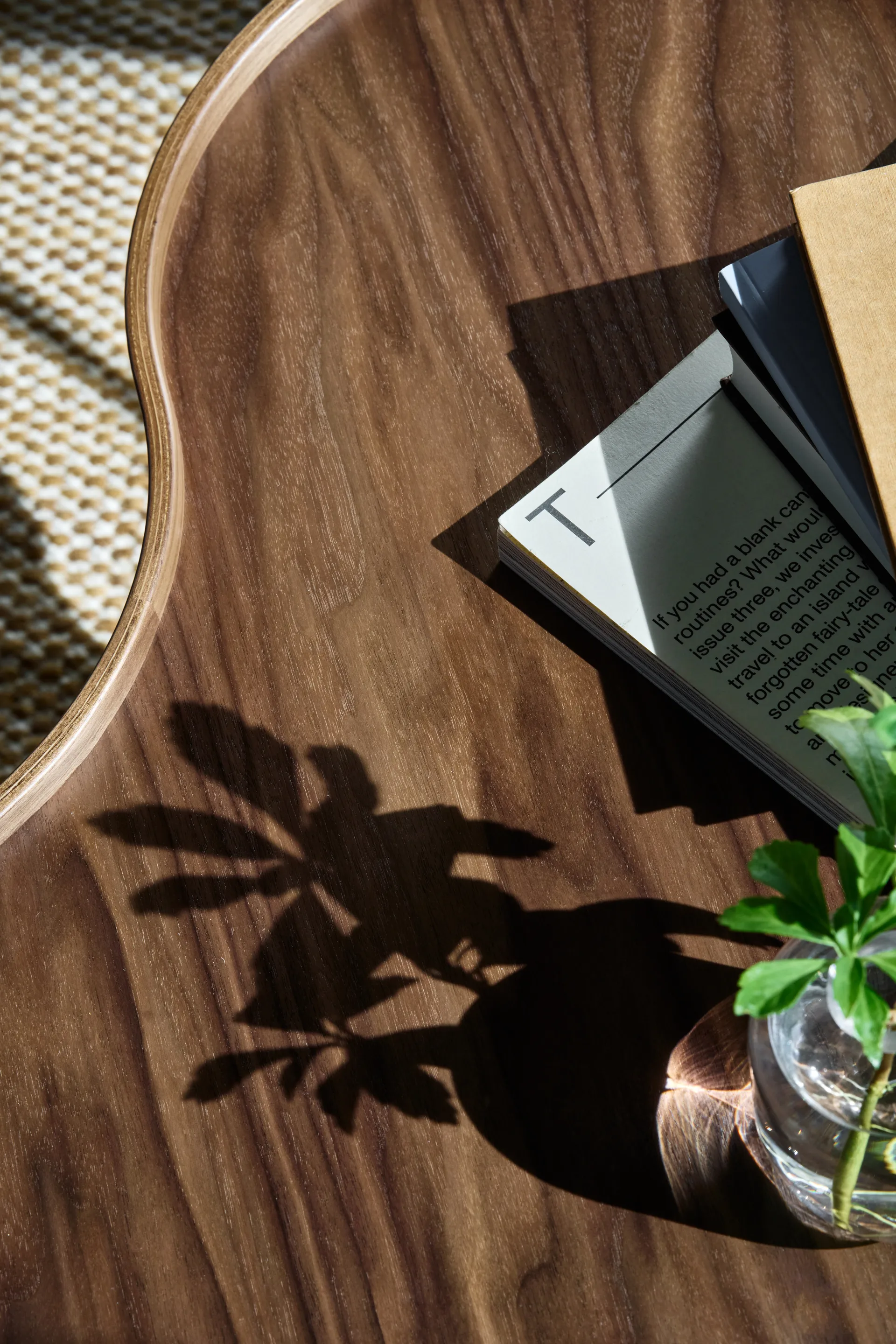 Flower モノ テーブル スペシャルエディション 107x114 cm, H39 cm-lacquered walnut-chromed steel Swedese