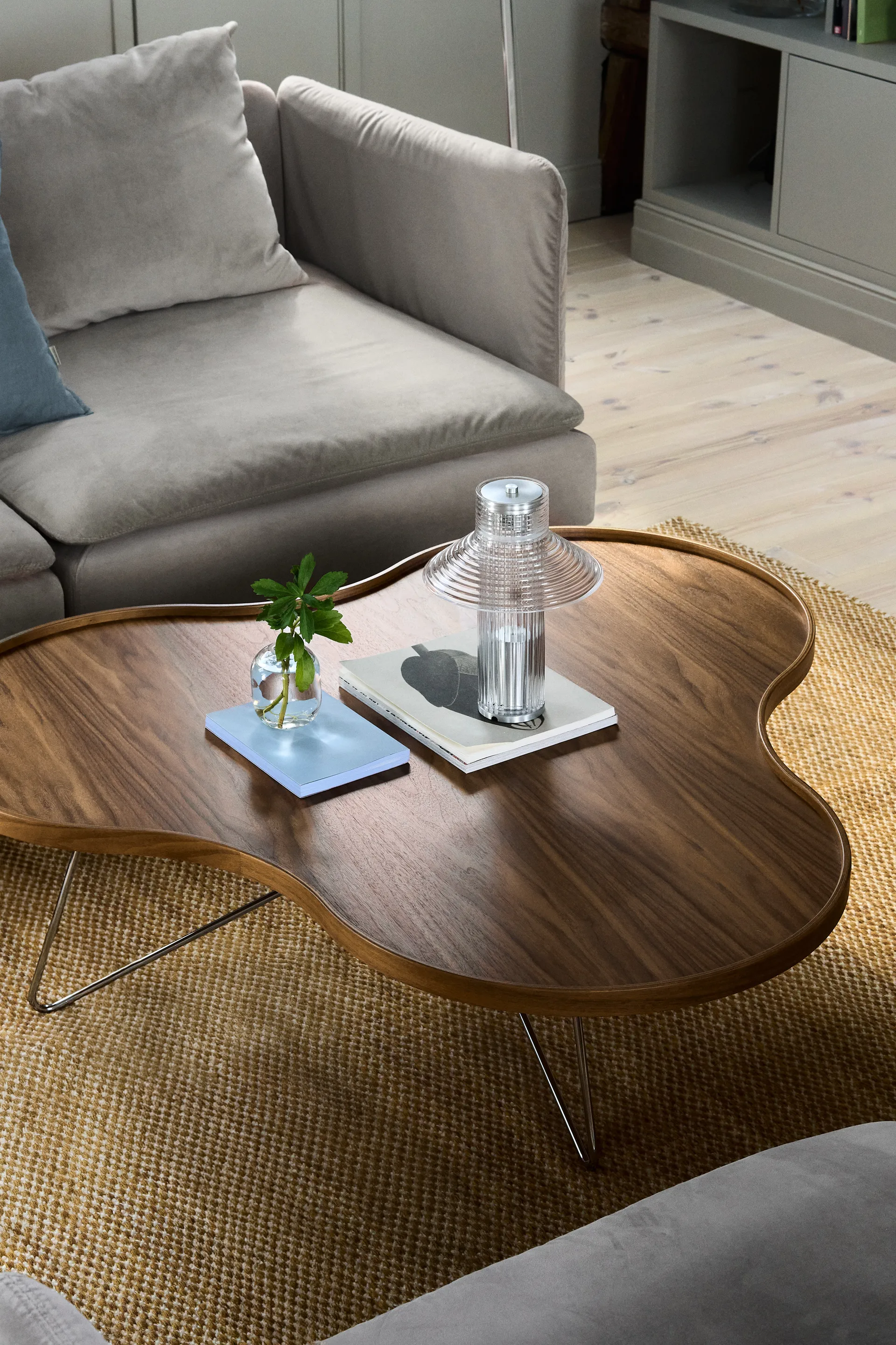 Flower モノ テーブル スペシャルエディション 107x114 cm, H39 cm-lacquered walnut-chromed steel Swedese