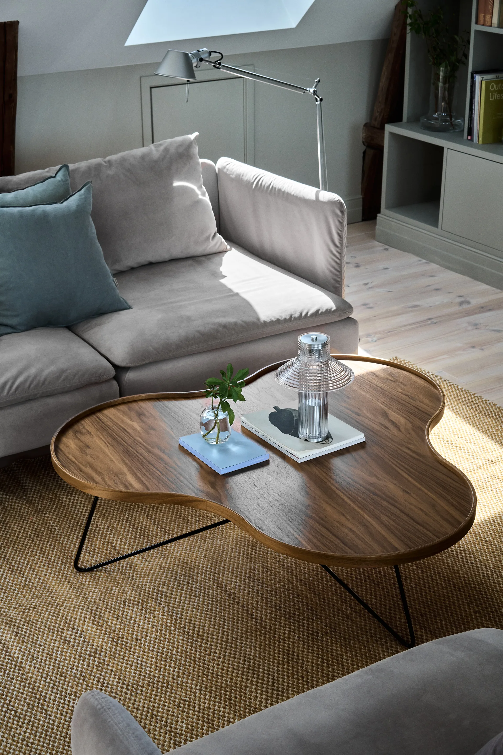 Flower モノ テーブル スペシャルエディション 107x114 cm, H45 cm-lacquered walnut-black lacquered steel Swedese