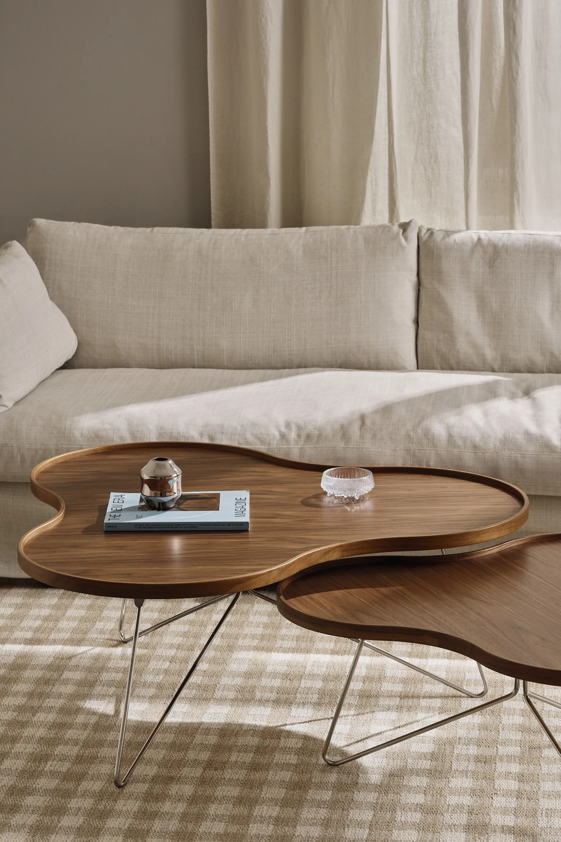 Flower モノ テーブル スペシャルエディション 107x114 cm, H45 cm-lacquered walnut-chromed steel Swedese