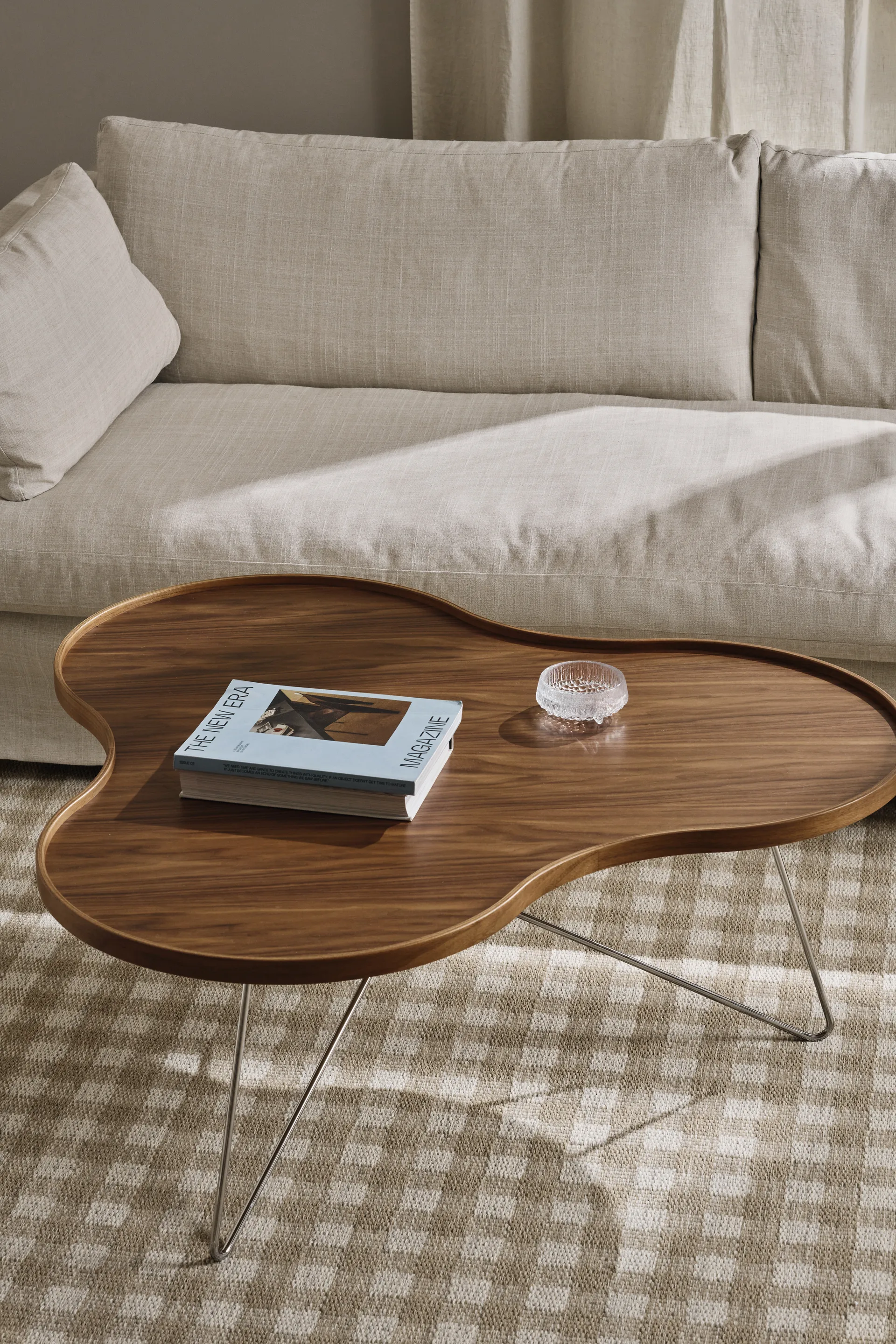 Flower モノ テーブル スペシャルエディション 107x114 cm, H45 cm-lacquered walnut-chromed steel Swedese