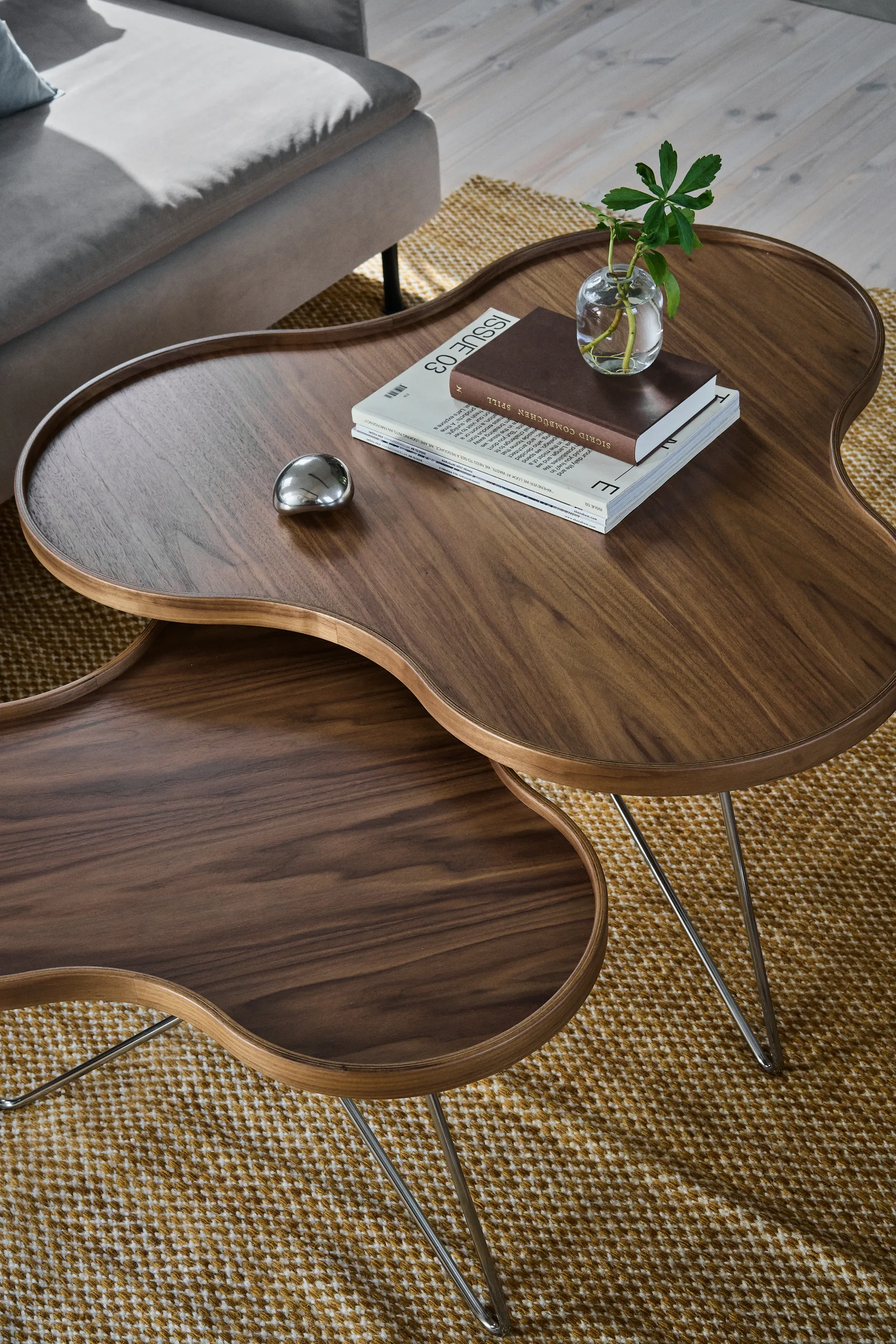 Flower モノ テーブル スペシャルエディション 62x66 cm, H39 cm-lacquered walnut-chromed steel Swedese