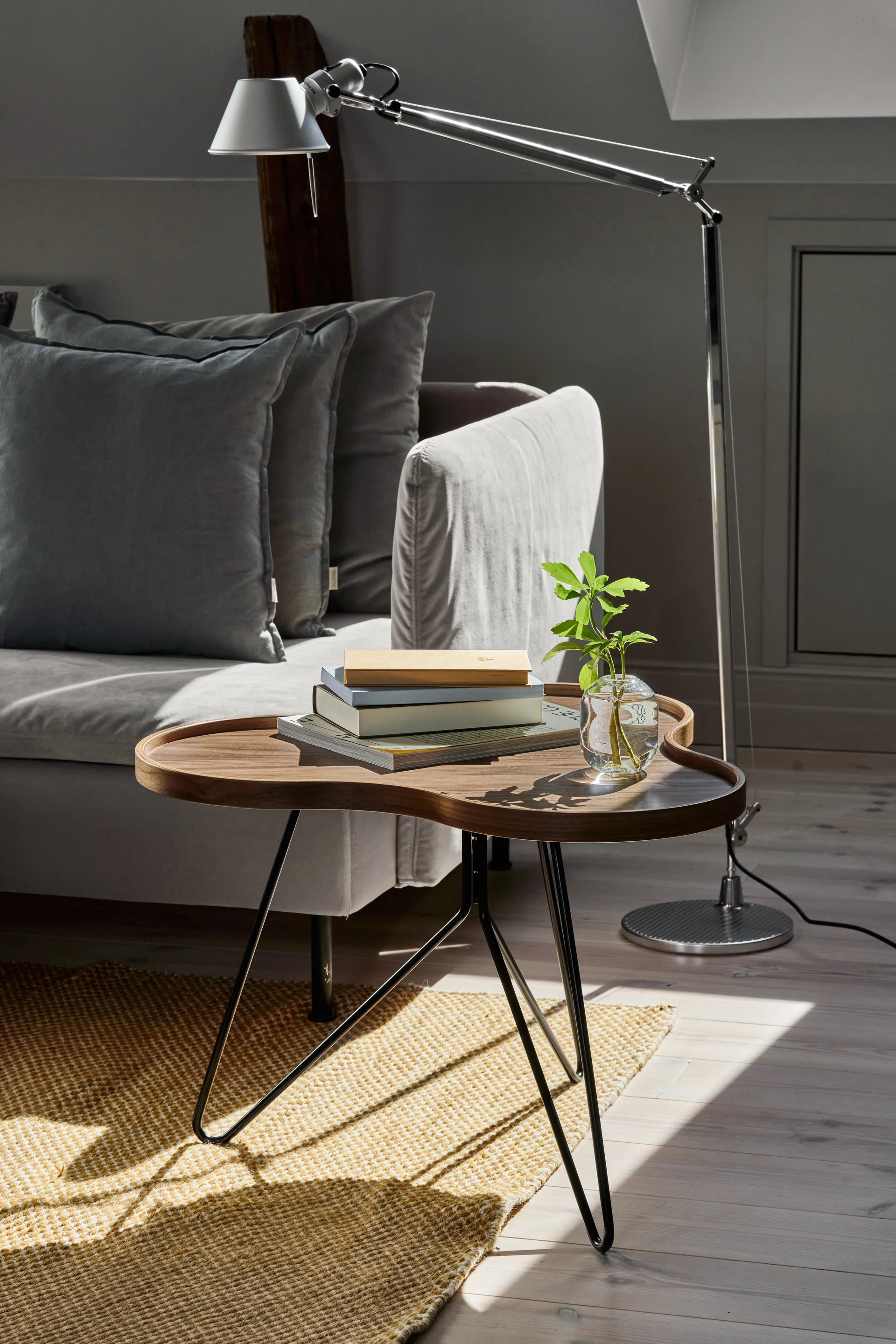 Flower モノ テーブル スペシャルエディション 62x66 cm, H45 cm-lacquered walnut-black lacquered steel Swedese