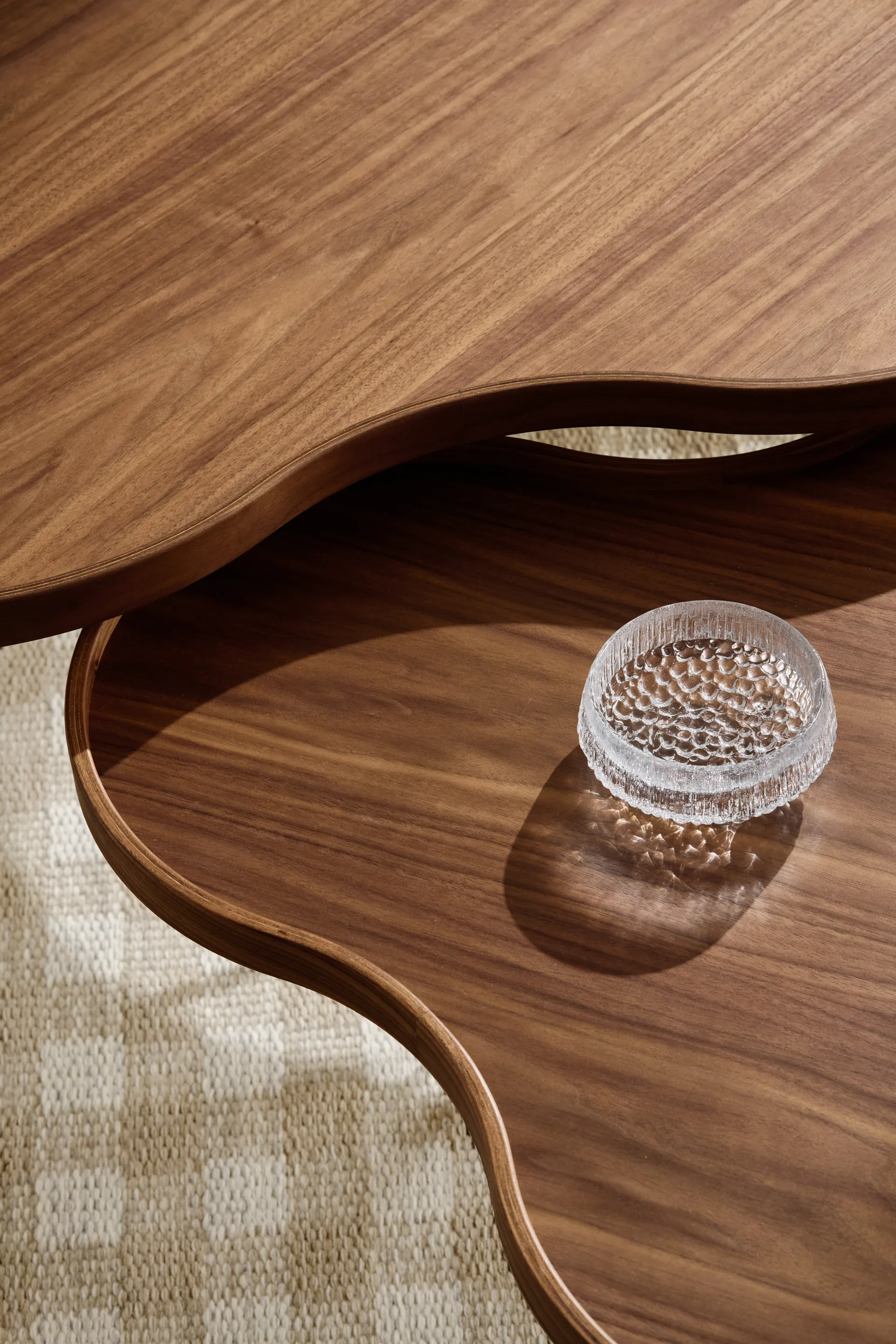 Flower モノ テーブル スペシャルエディション 84x90 cm, H39 cm-lacquered walnut-black lacquered steel Swedese