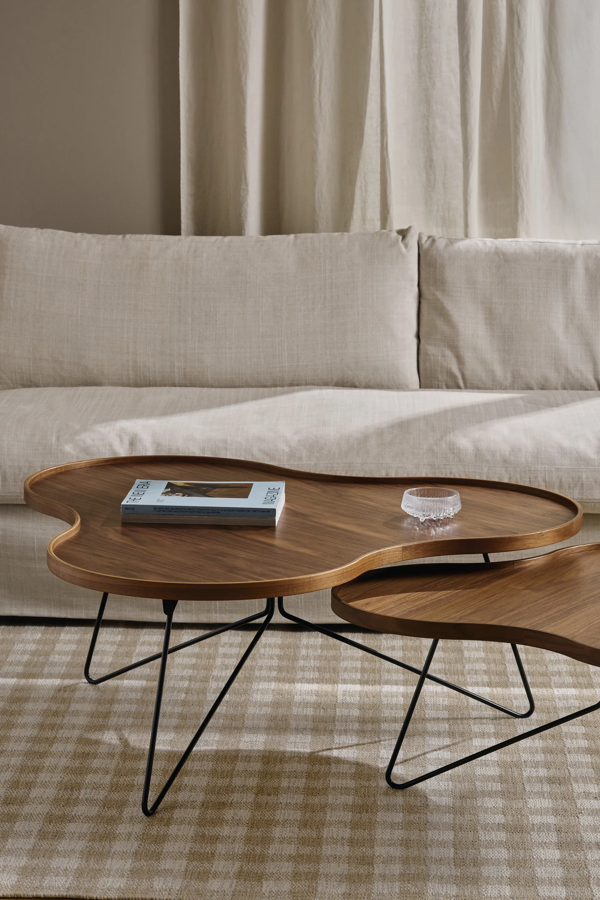 Flower モノ テーブル スペシャルエディション 84x90 cm, H45 cm-lacquered walnut-black lacquered steel Swedese