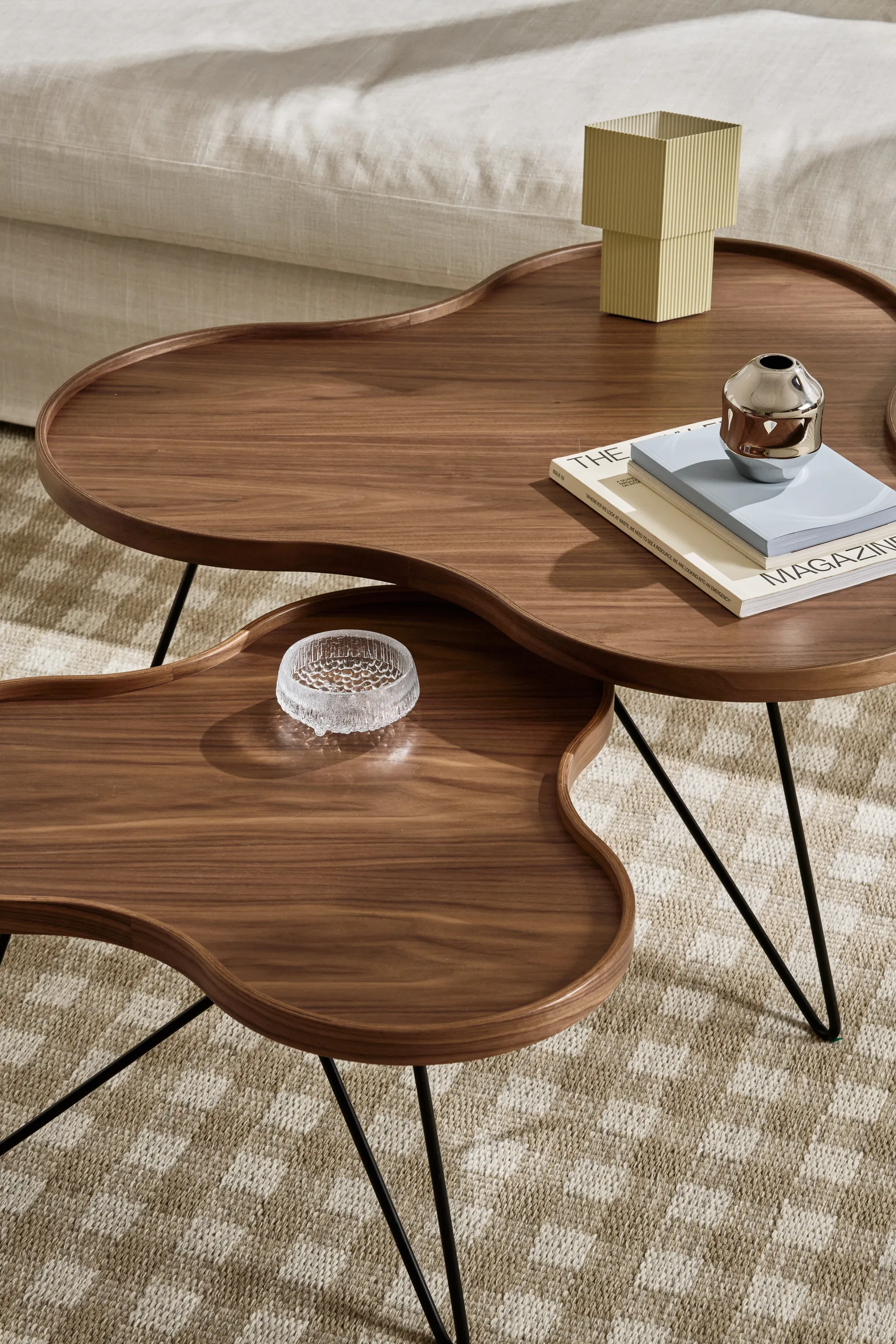 Flower モノ テーブル スペシャルエディション 84x90 cm, H45 cm-lacquered walnut-black lacquered steel Swedese