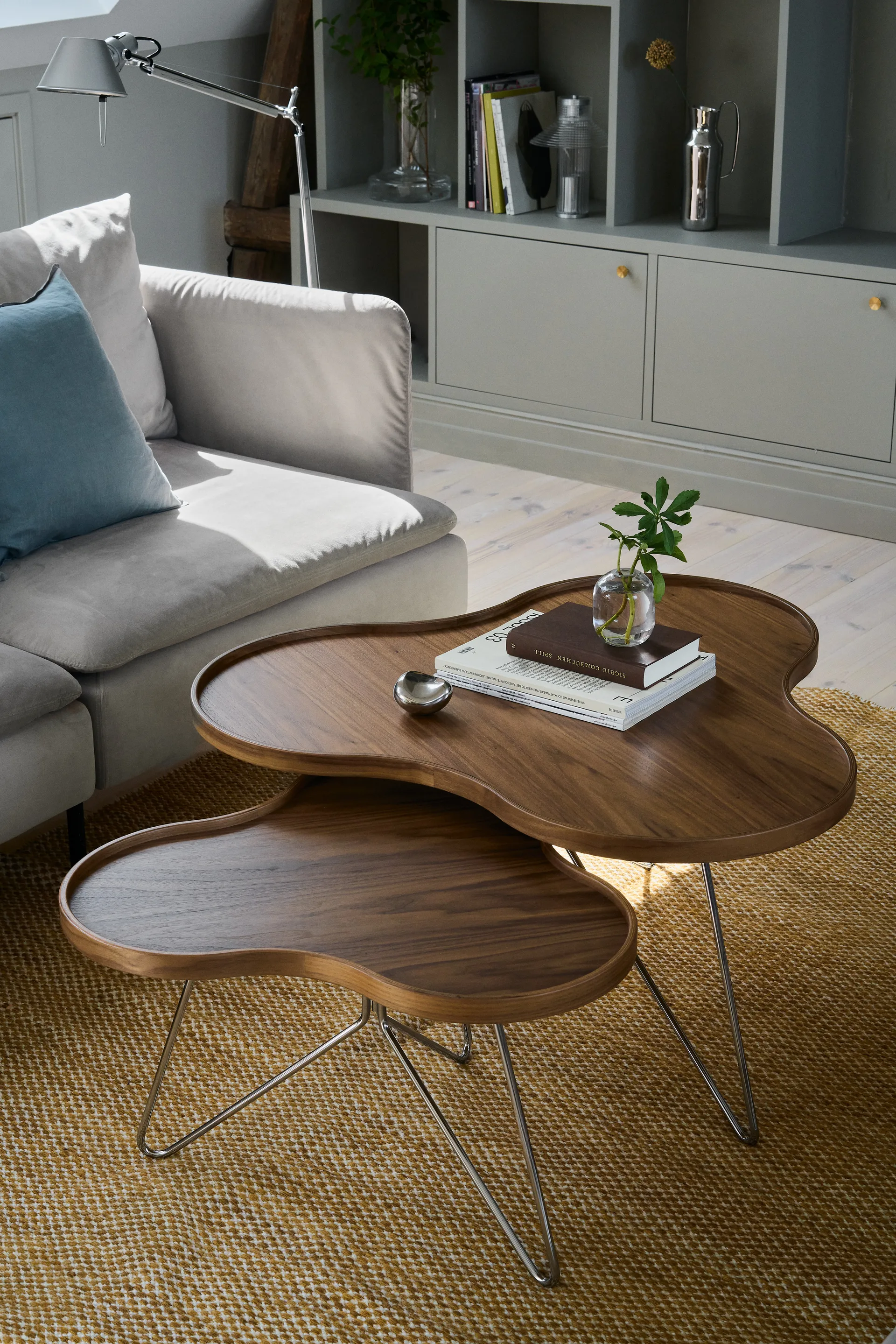 Flower モノ テーブル スペシャルエディション 84x90 cm, H45 cm-lacquered walnut-chromed steel Swedese