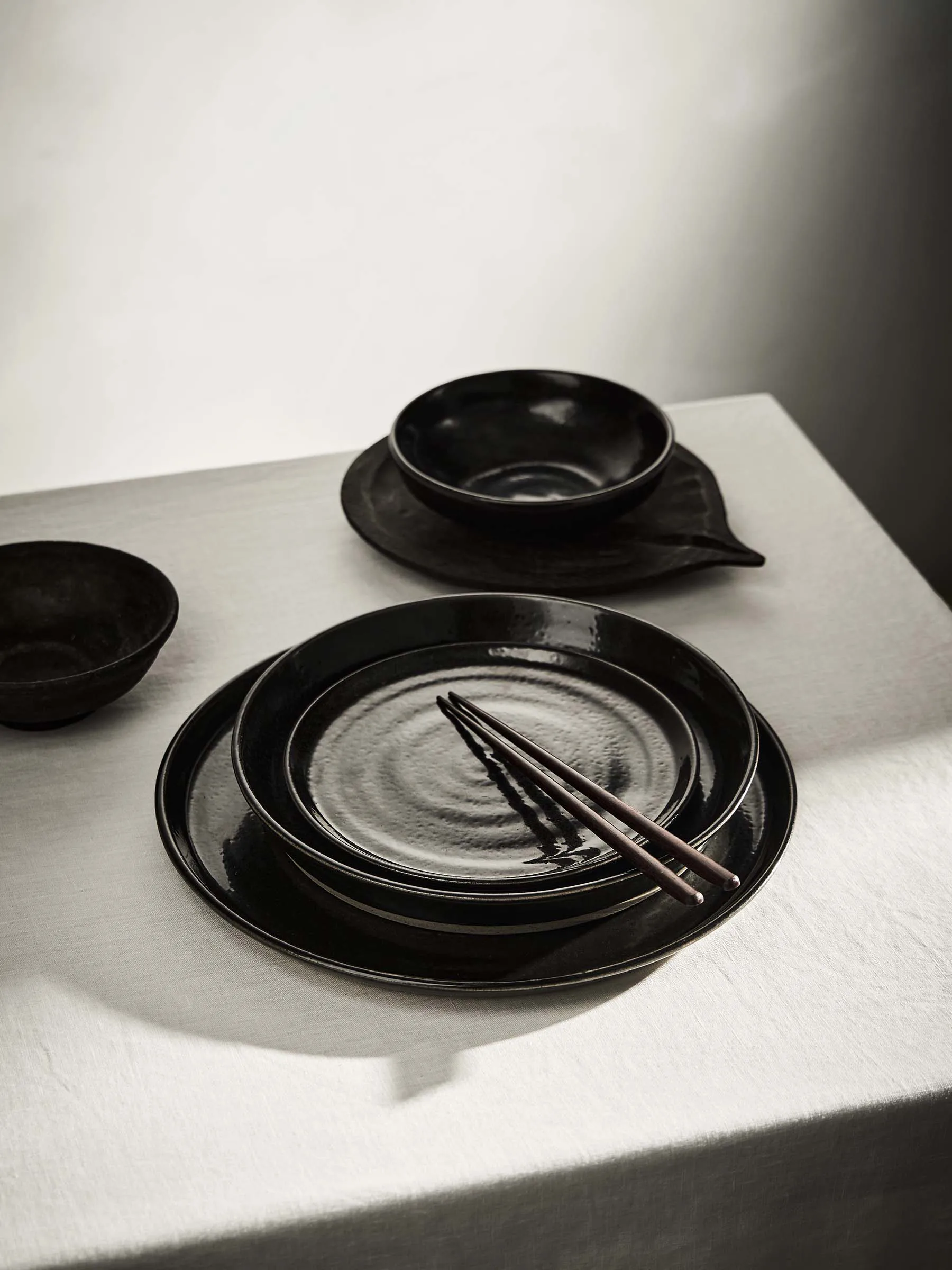 Fenix ディナープレート Ø29 cm, Brown-black Tell Me More | テルミーモア