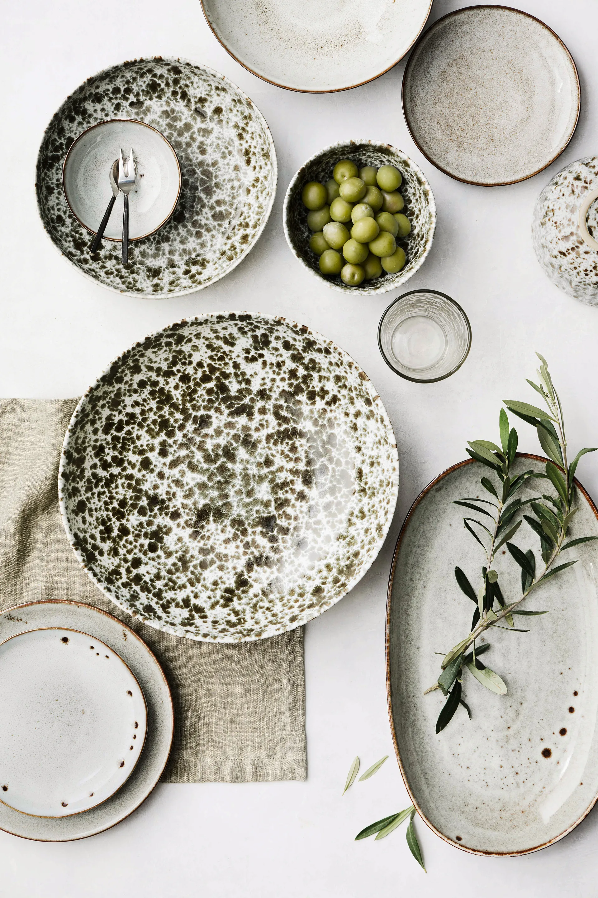 Rivoli サービングボウル Ø22.5 cm, Green splatter Tell Me More | テルミーモア