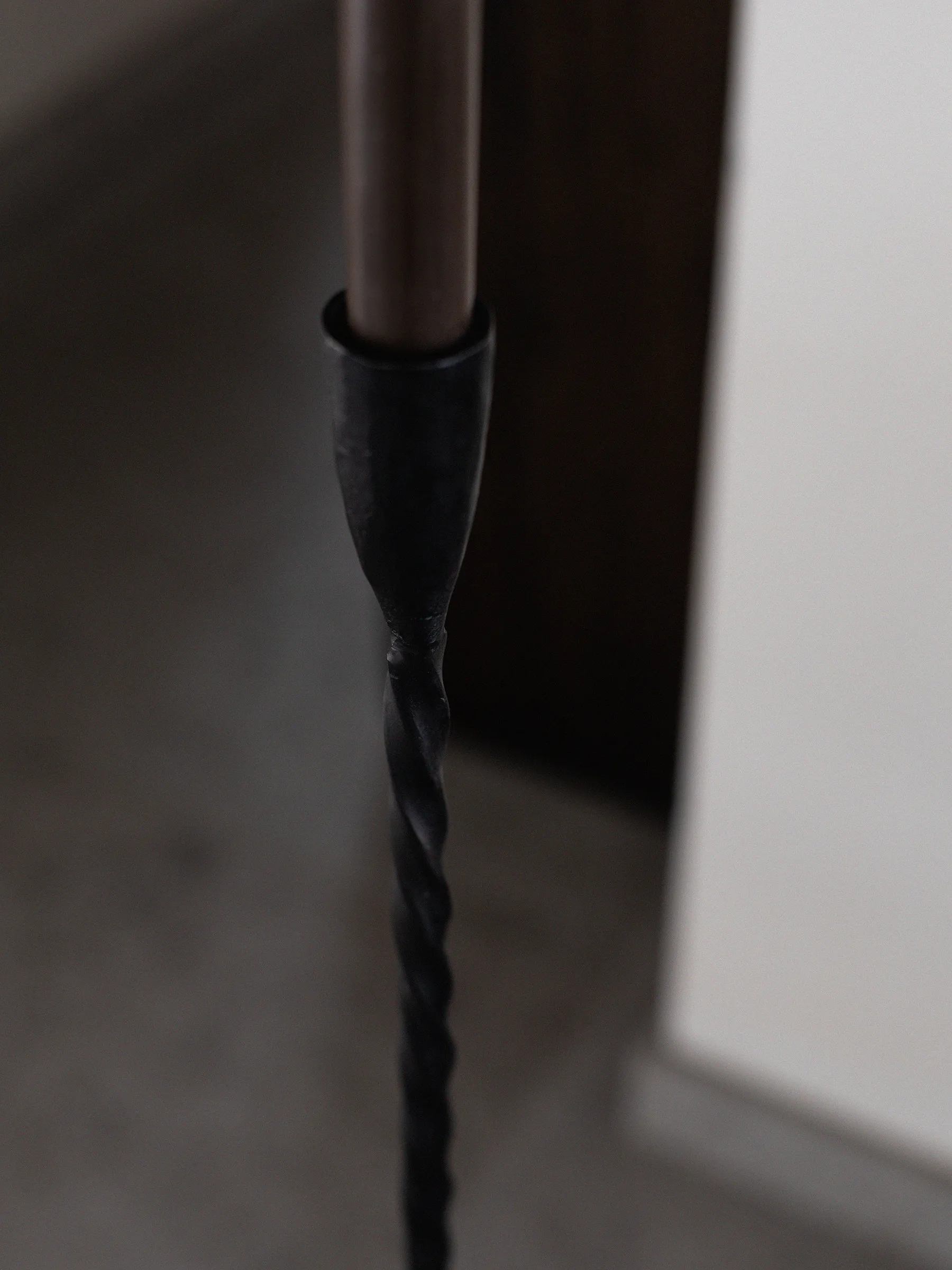 Twist フロアキャンドルホルダー 80 cm, Black Tell Me More | テルミーモア