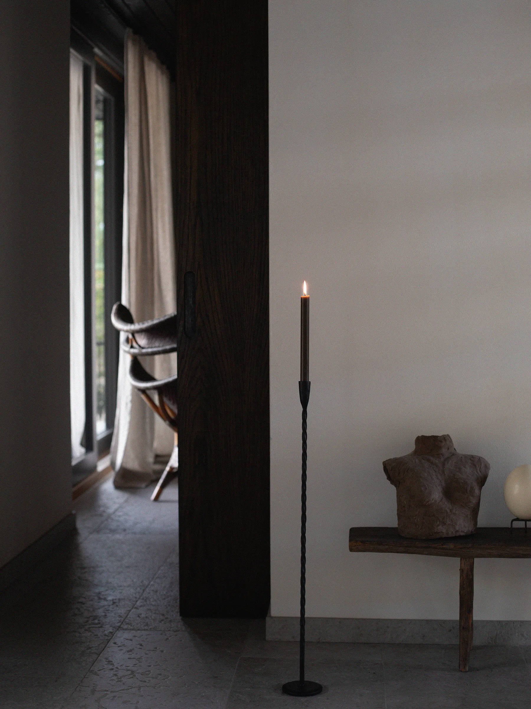 Twist フロアキャンドルホルダー 80 cm, Black Tell Me More | テルミーモア