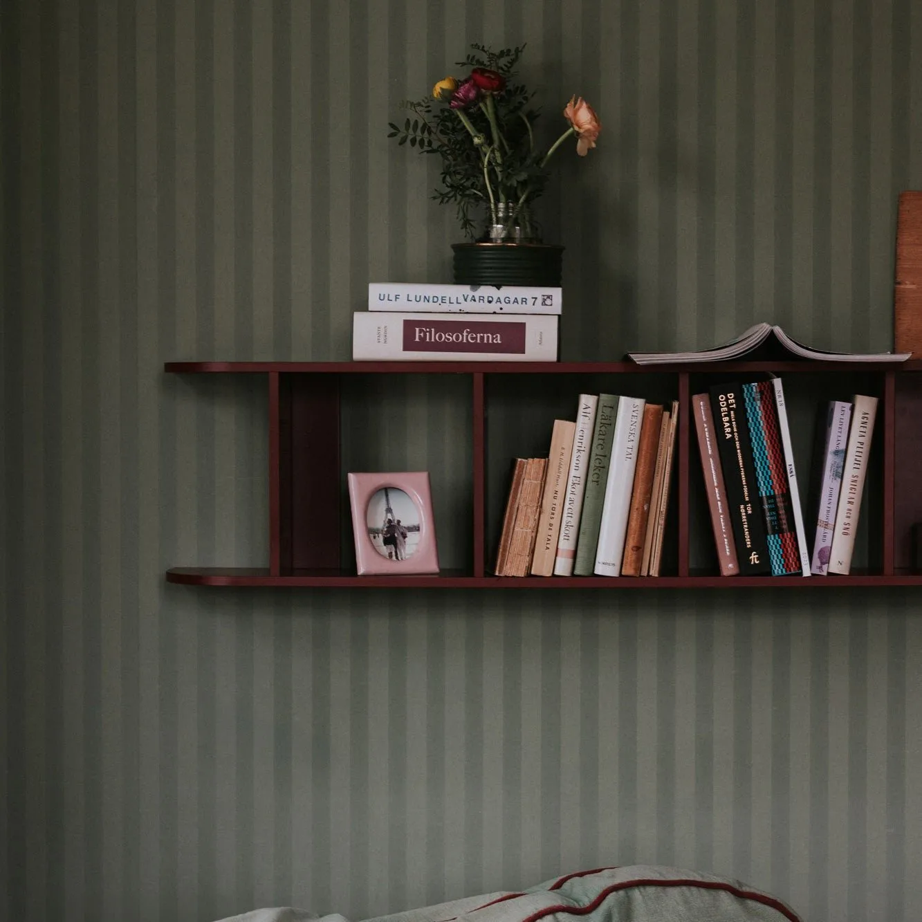 Flaneaur ウォールシェルフ 27x128 cm, Burgundy TÔNN furniture