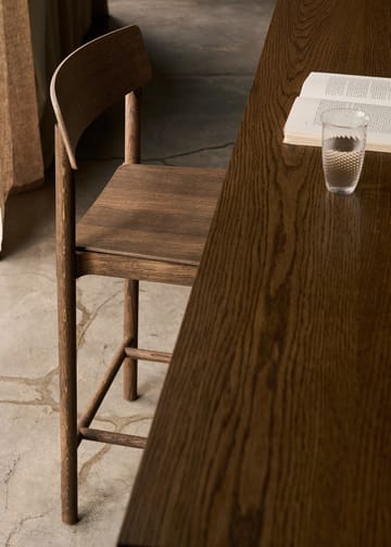 Betty TK13 カウンターチェア 65 cm - Smoked oiled oak - &Tradition | アンドトラディション
