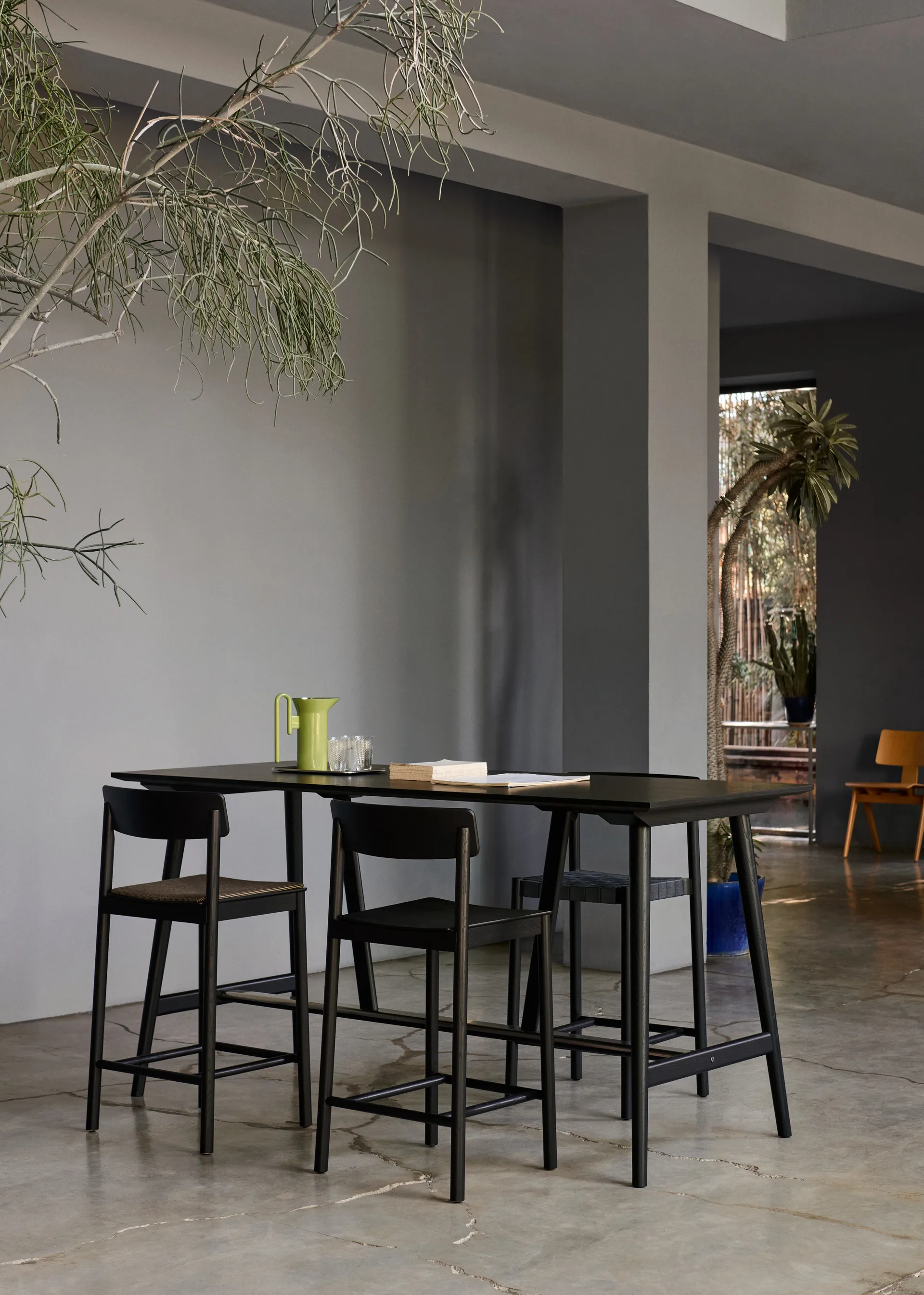 Betty TK13 カウンターチェア 65 cm, Smoked oiled oak &Tradition | アンドトラディション