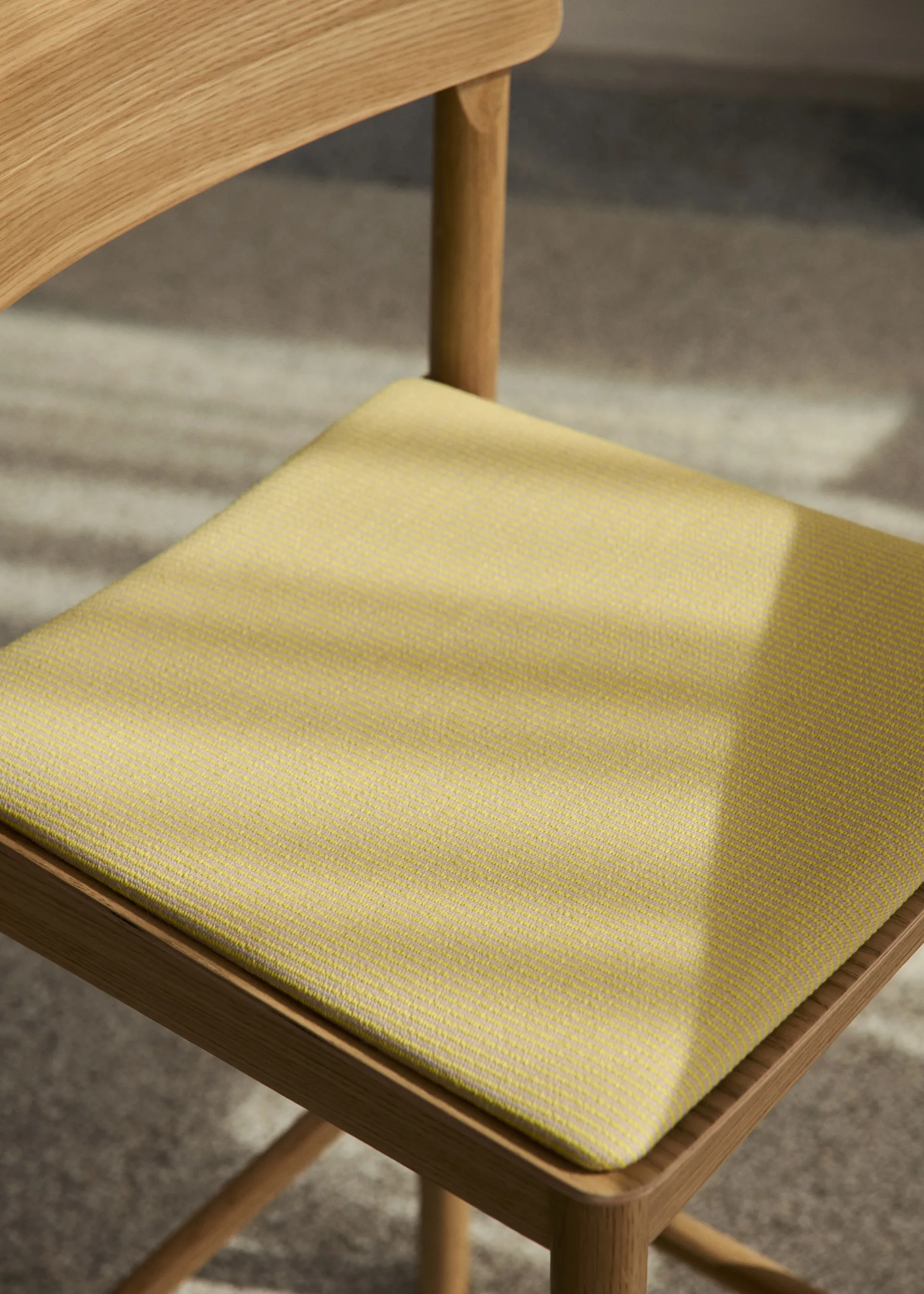 Betty TK17 バーチェア 75 cm, Fuse 0421-laquered solid oak &Tradition | アンドトラディション