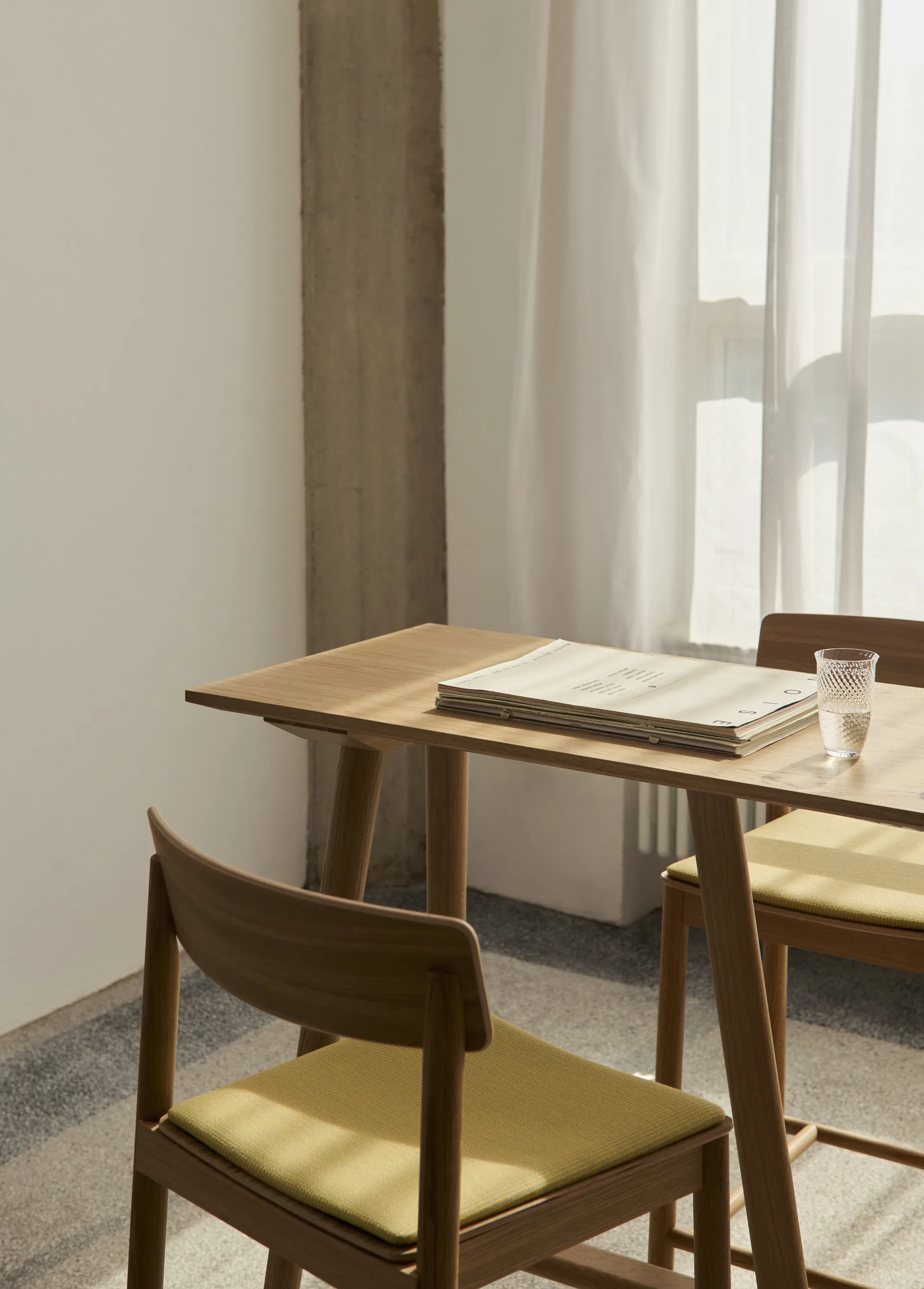 Betty TK17 バーチェア 75 cm, Fuse 0421-laquered solid oak &Tradition | アンドトラディション