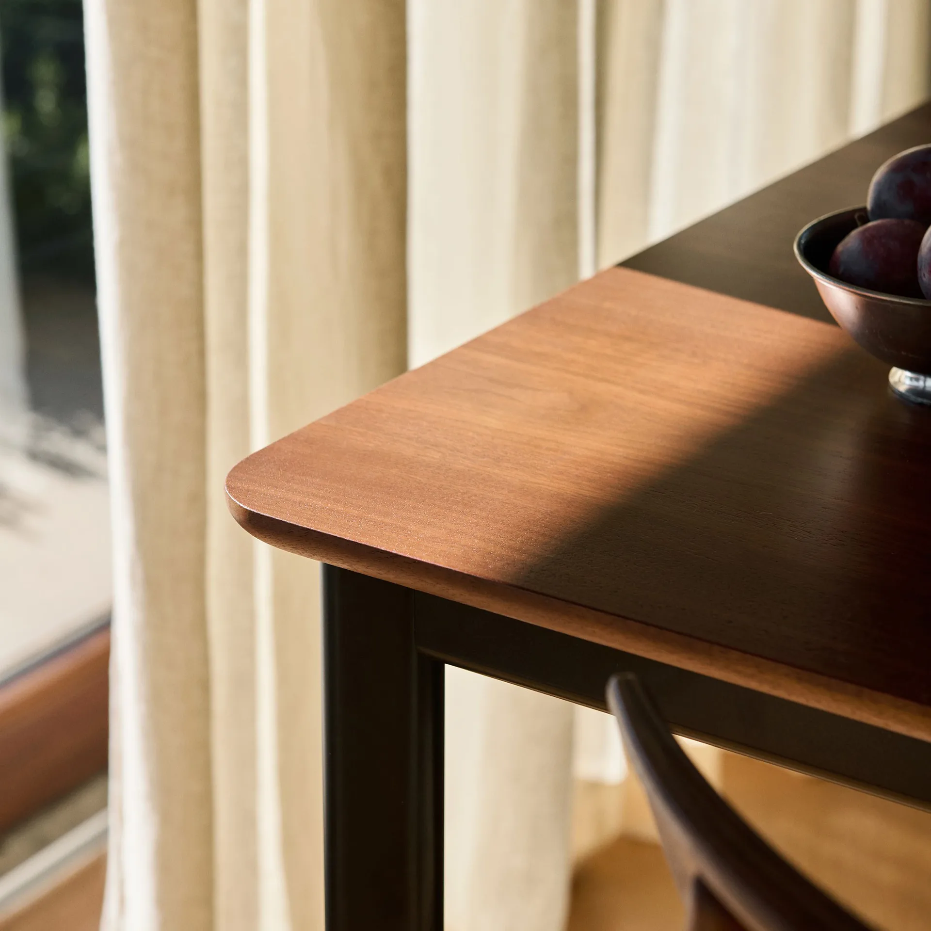 Drip HW115 ダイニングテーブル 83x143 cm, Black frame-clear lacq. walnut &Tradition | アンドトラディション