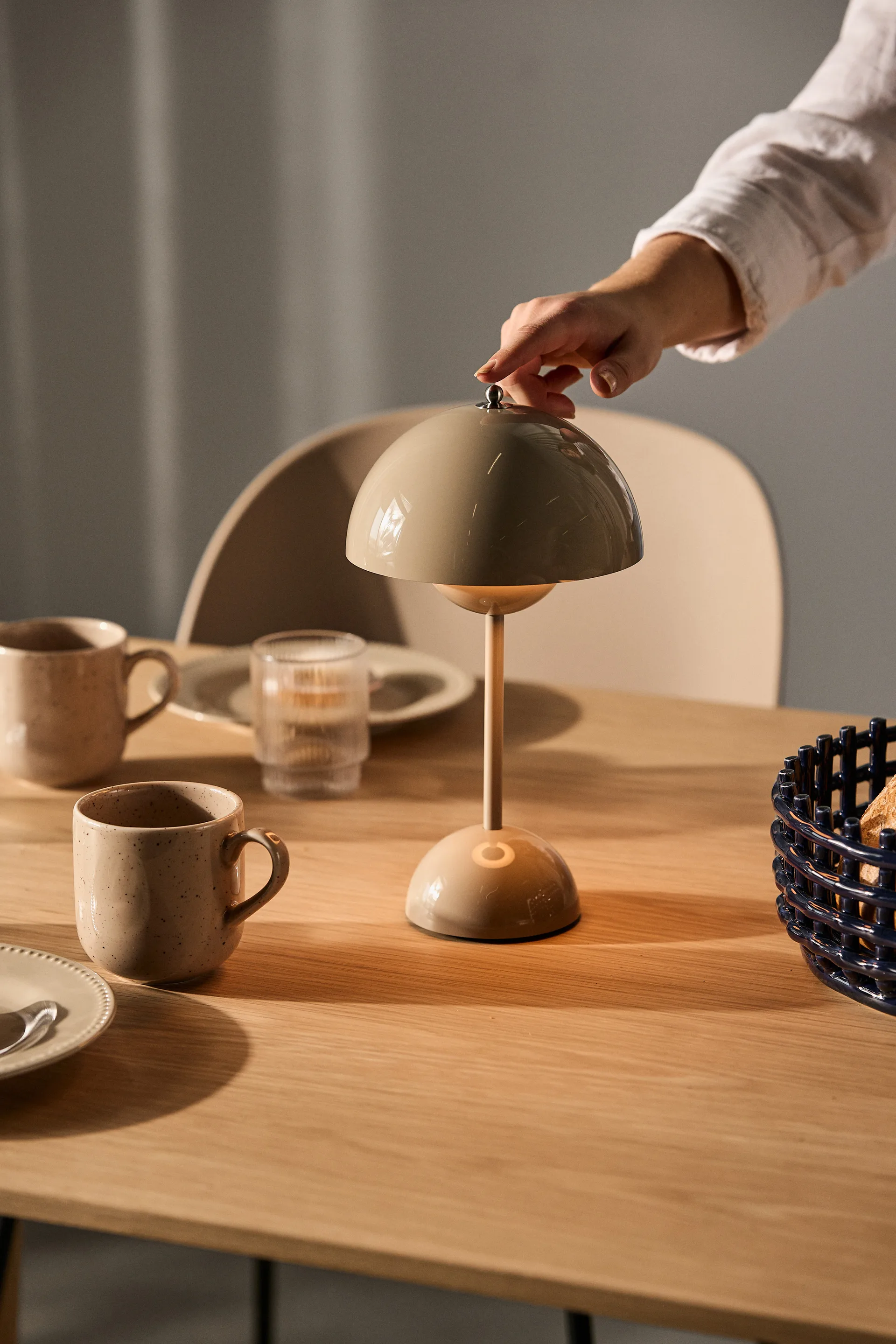 Flowerpot / フラワーポット ポータブルテーブルランプ VP9, grey beige &Tradition | アンドトラディション