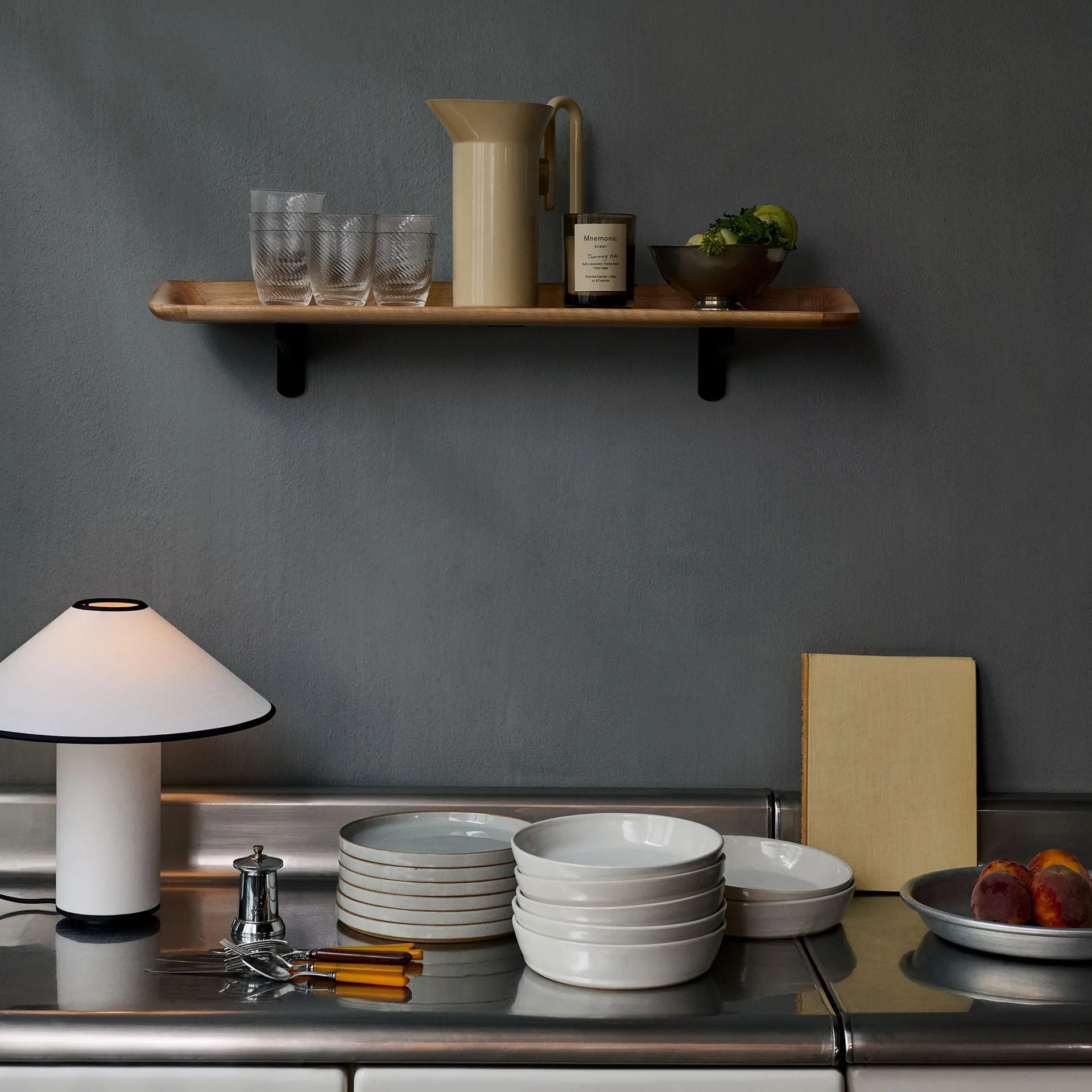 Guild HM14 シェルフ 75 cm, Solid lacquered oak &Tradition | アンドトラディション