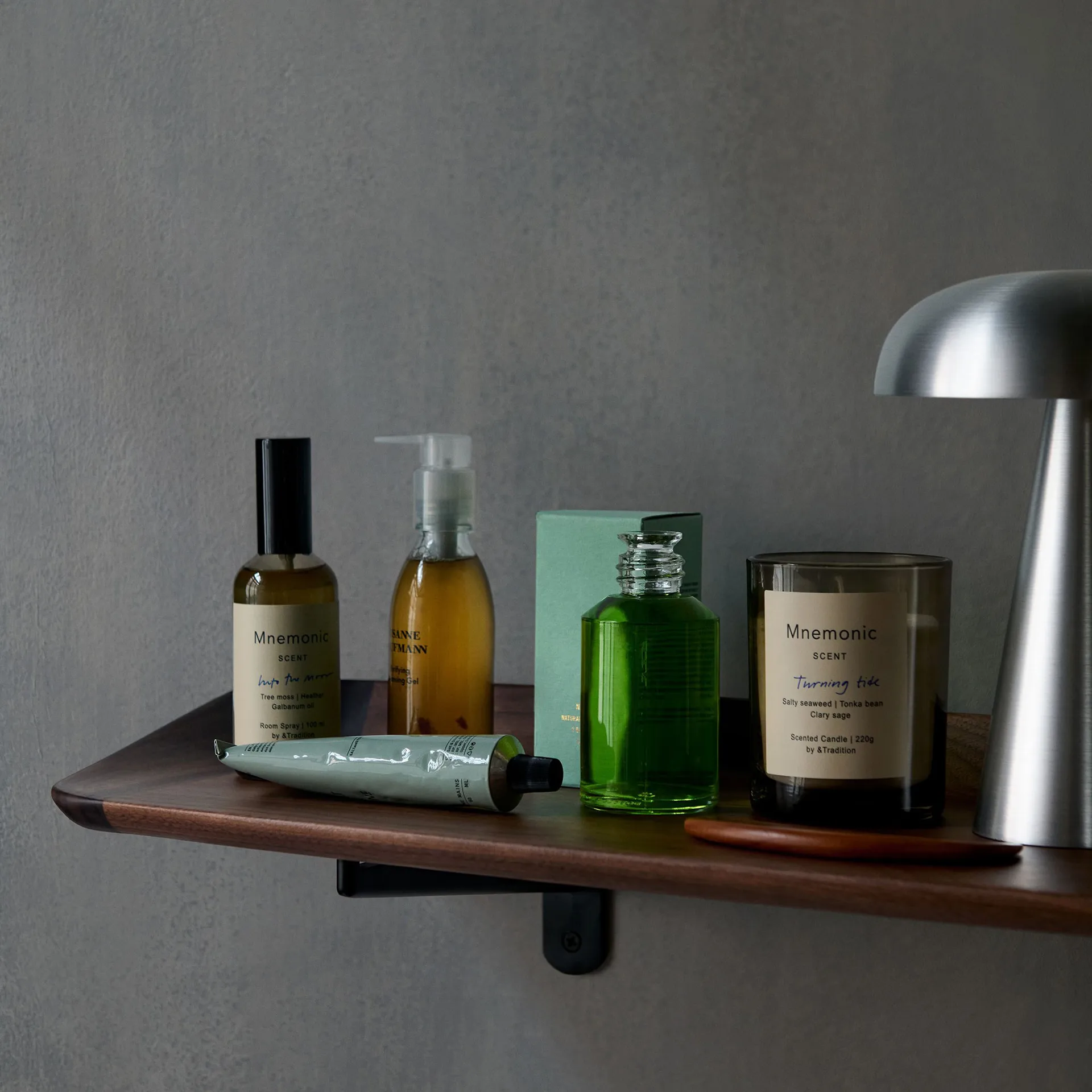 Guild HM14 シェルフ 75 cm, Solid lacquered walnut &Tradition | アンドトラディション