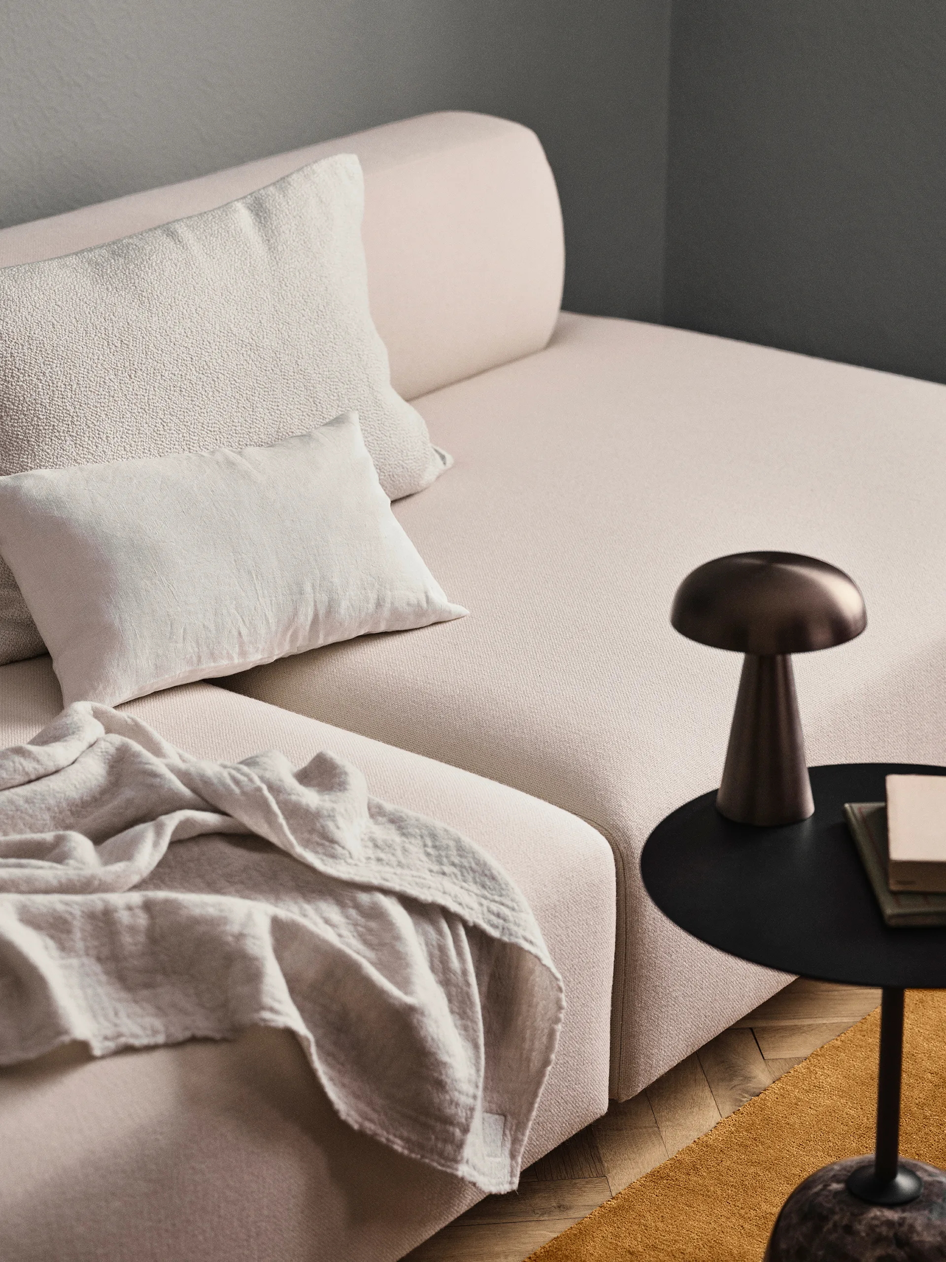 Lato サイドテーブル LN8, Warm black-Emparador marble &Tradition | アンドトラディション