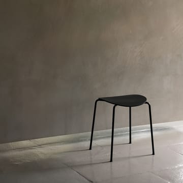 Pavilion AV36 スツール - Black-black lacquered oak - &Tradition | アンドトラディション