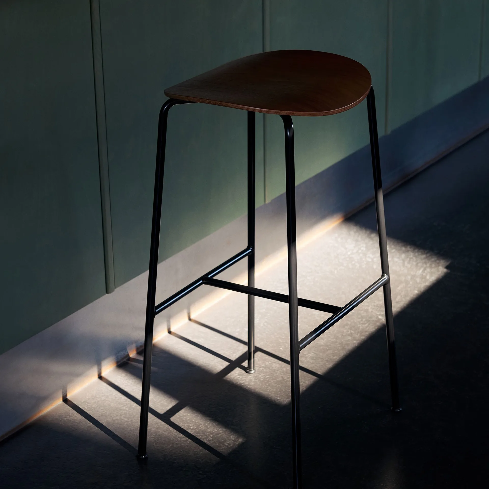 Pavilion AV37 カウンタースツール 68 cm, Black-lacquered oak &Tradition | アンドトラディション