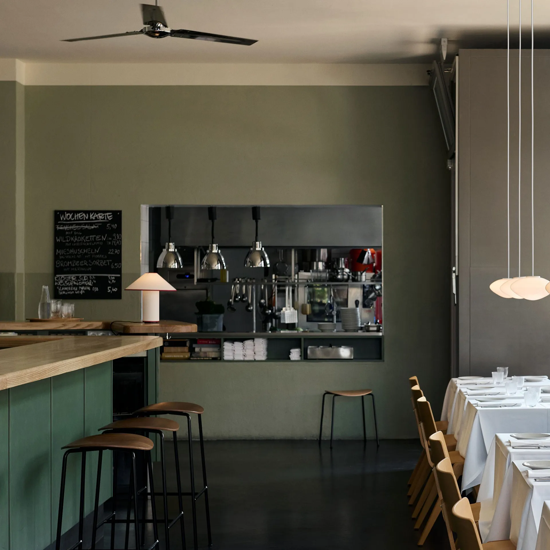 Pavilion AV37 カウンタースツール 68 cm, Black-lacquered oak &Tradition | アンドトラディション