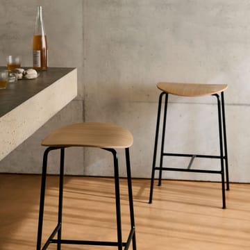 Pavilion AV38 バースツール 79 cm - Black-lacquered oak - &Tradition | アンドトラディション