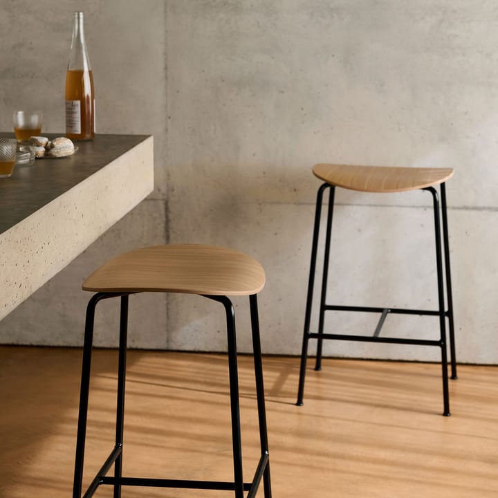 Pavilion AV38 バースツール 79 cm, Black-lacquered oak &Tradition | アンドトラディション