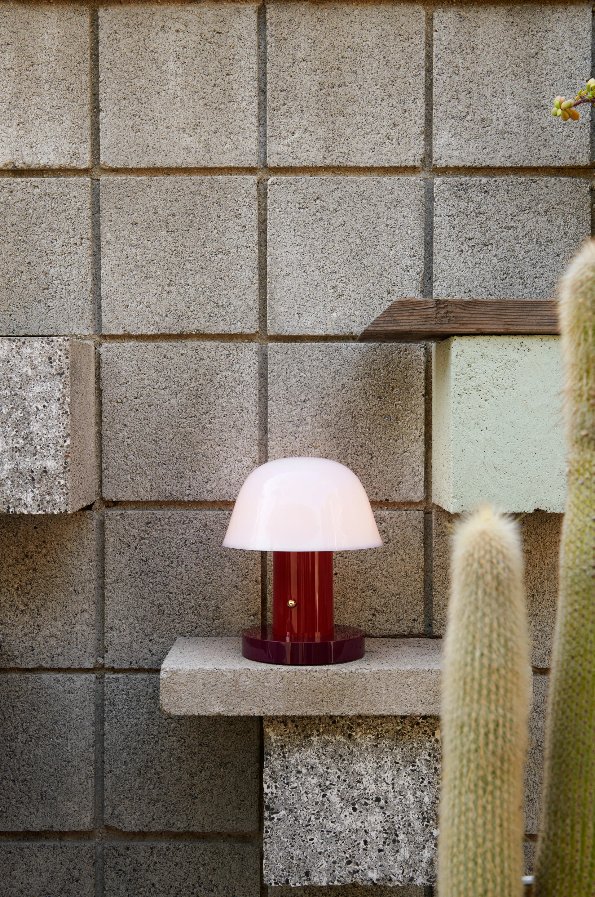 Setago / セタゴ JH27 テーブルランプ, Maroon-grape &Tradition | アンドトラディション