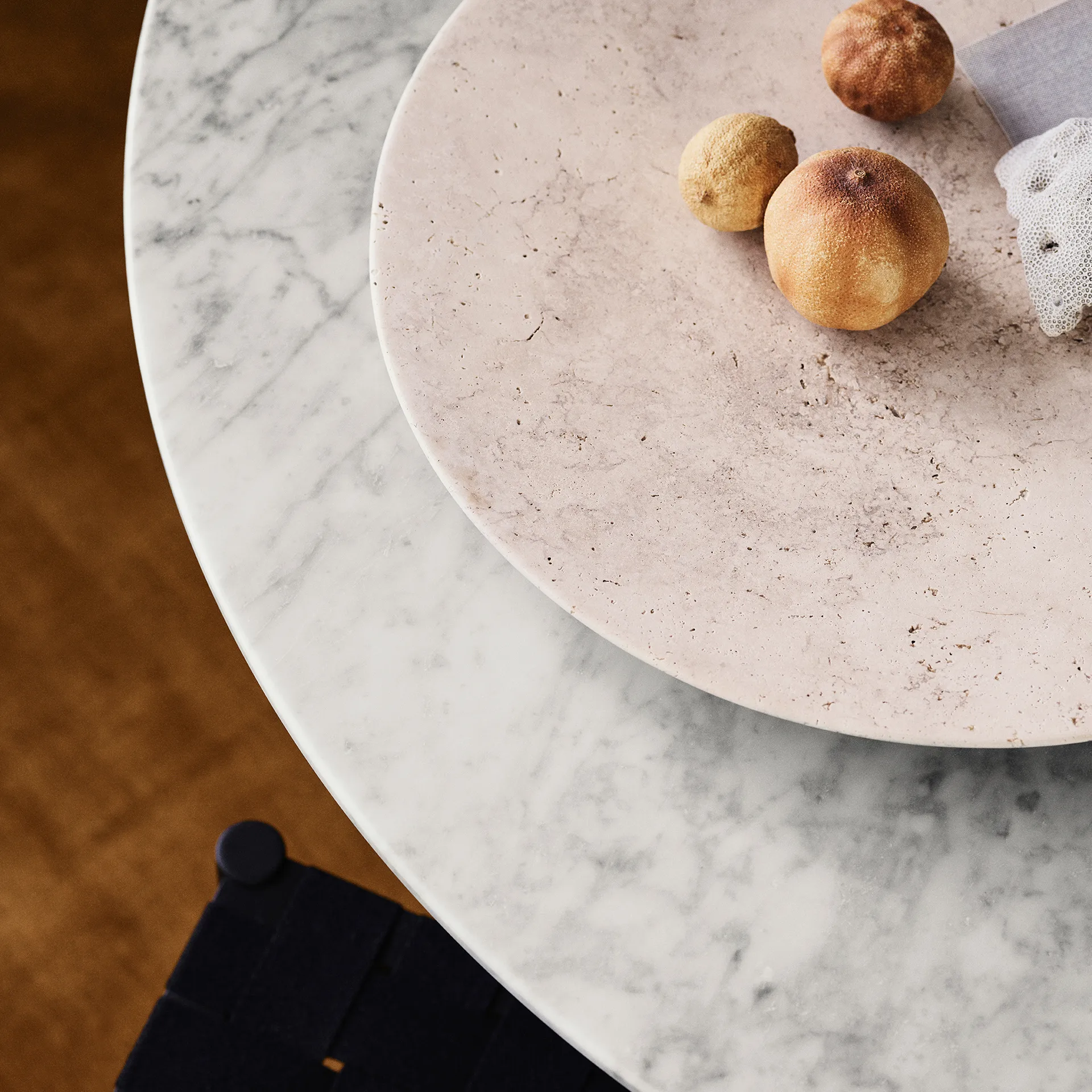Travertine プレート SC55, Ø50 cm &Tradition | アンドトラディション