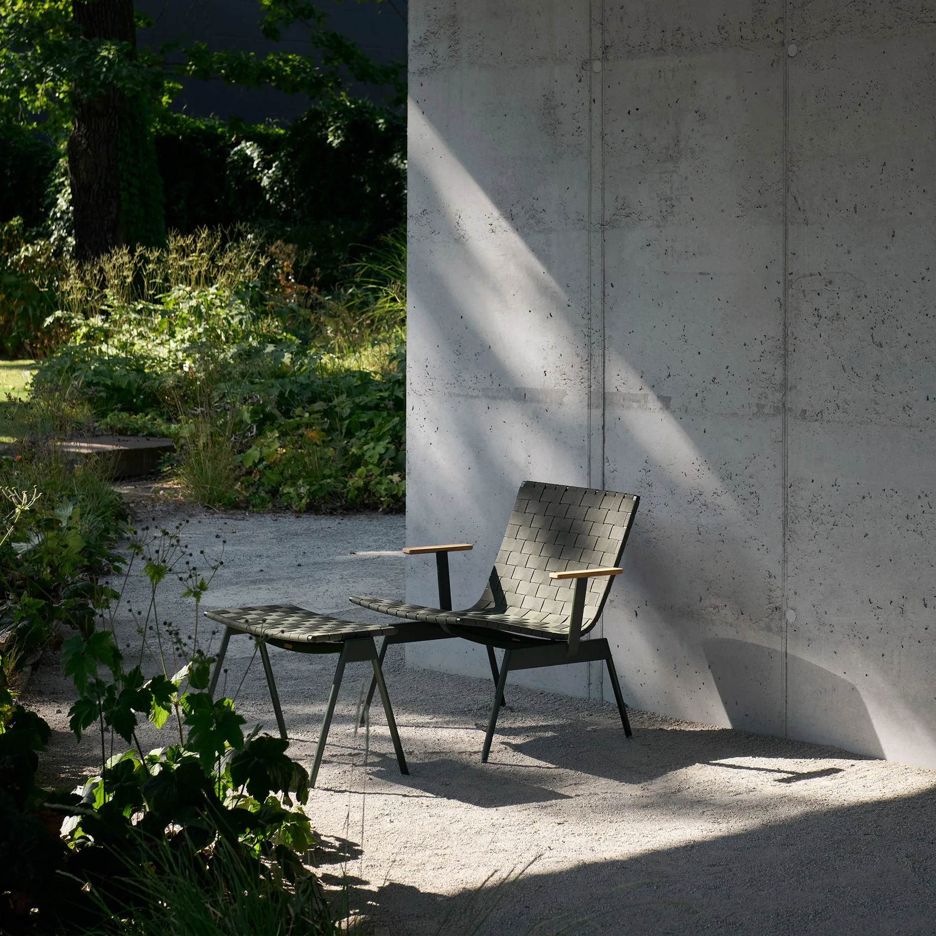 Ville Outdoor AV46 フットスツール, Bronze green &Tradition | アンドトラディション