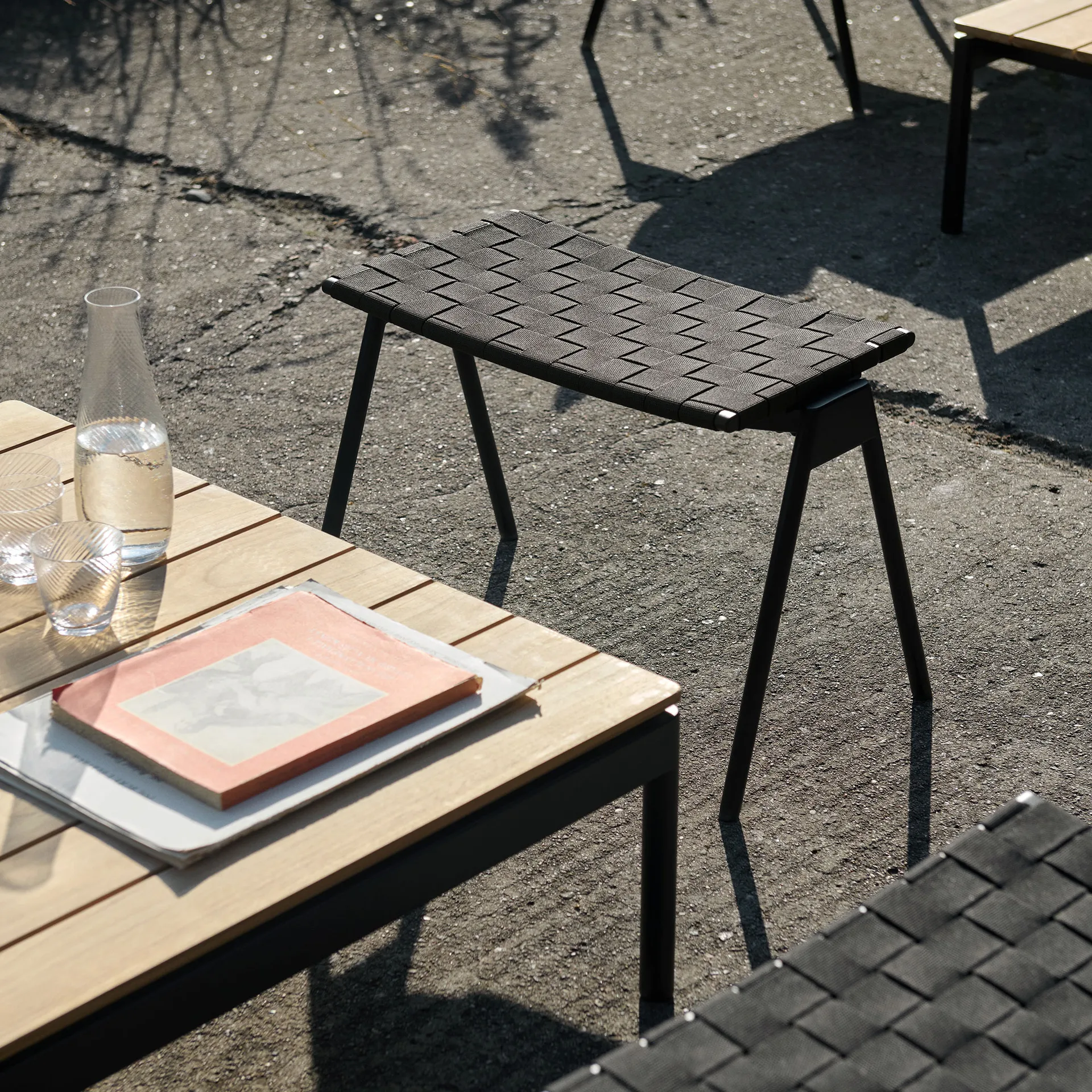 Ville Outdoor AV46 フットスツール, Warm black &Tradition | アンドトラディション