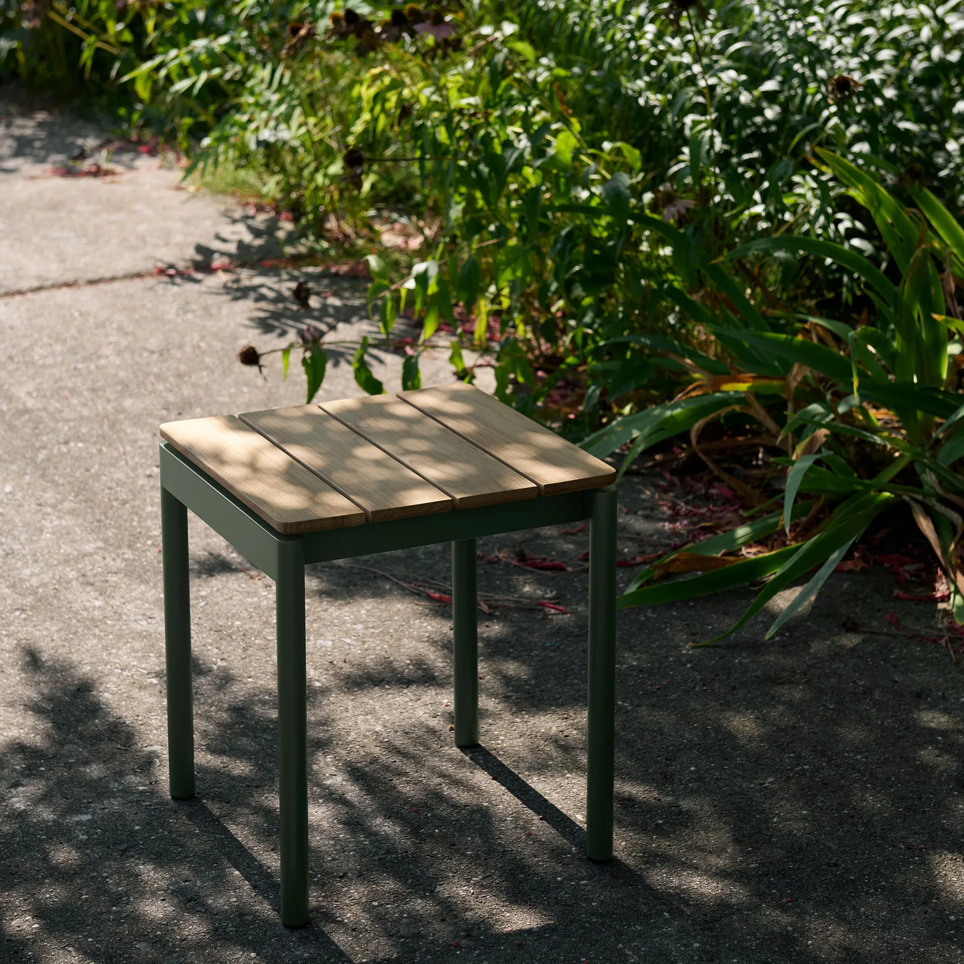 Ville Outdoor AV47 スツール, Bronze green &Tradition | アンドトラディション