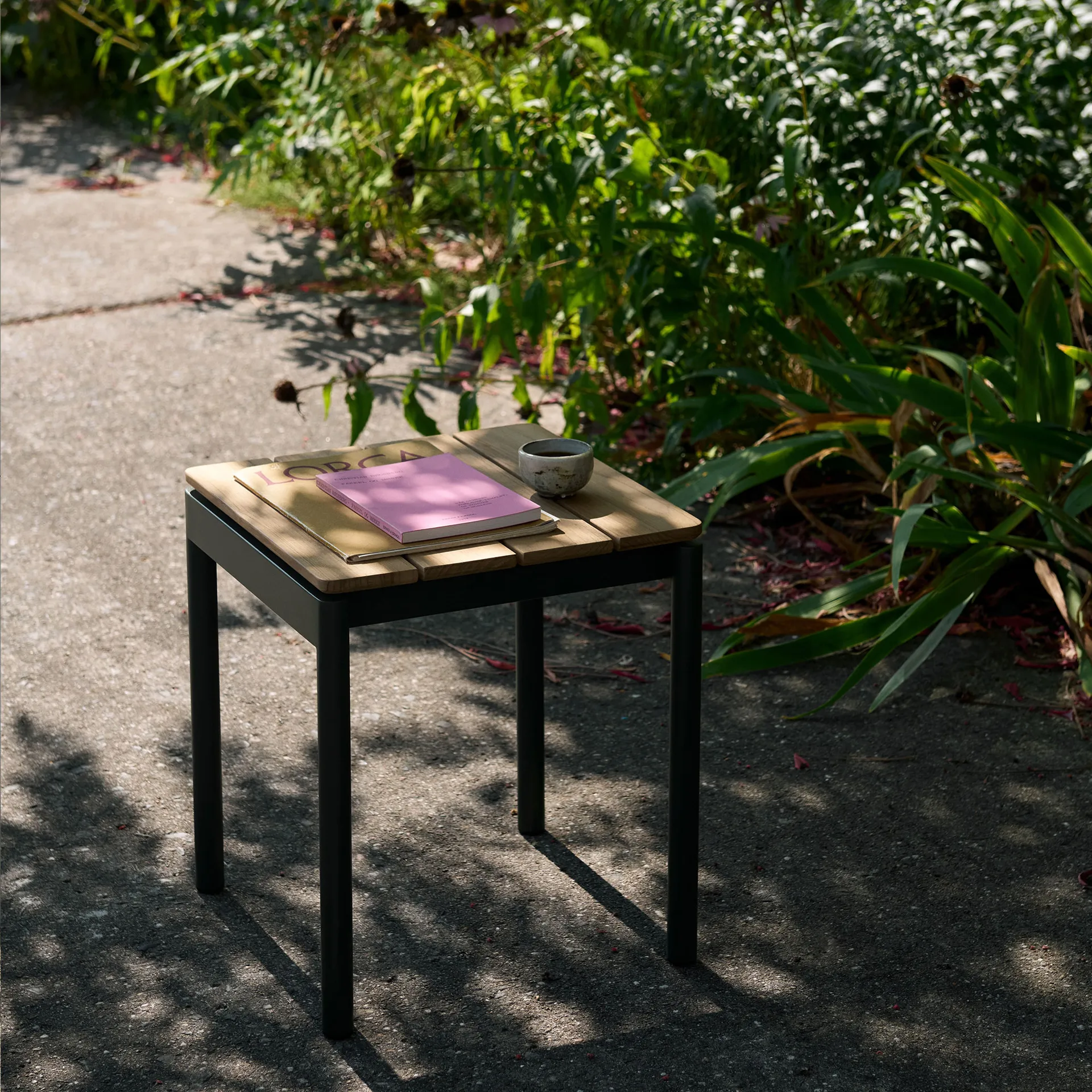 Ville Outdoor AV47 スツール, Warm black &Tradition | アンドトラディション