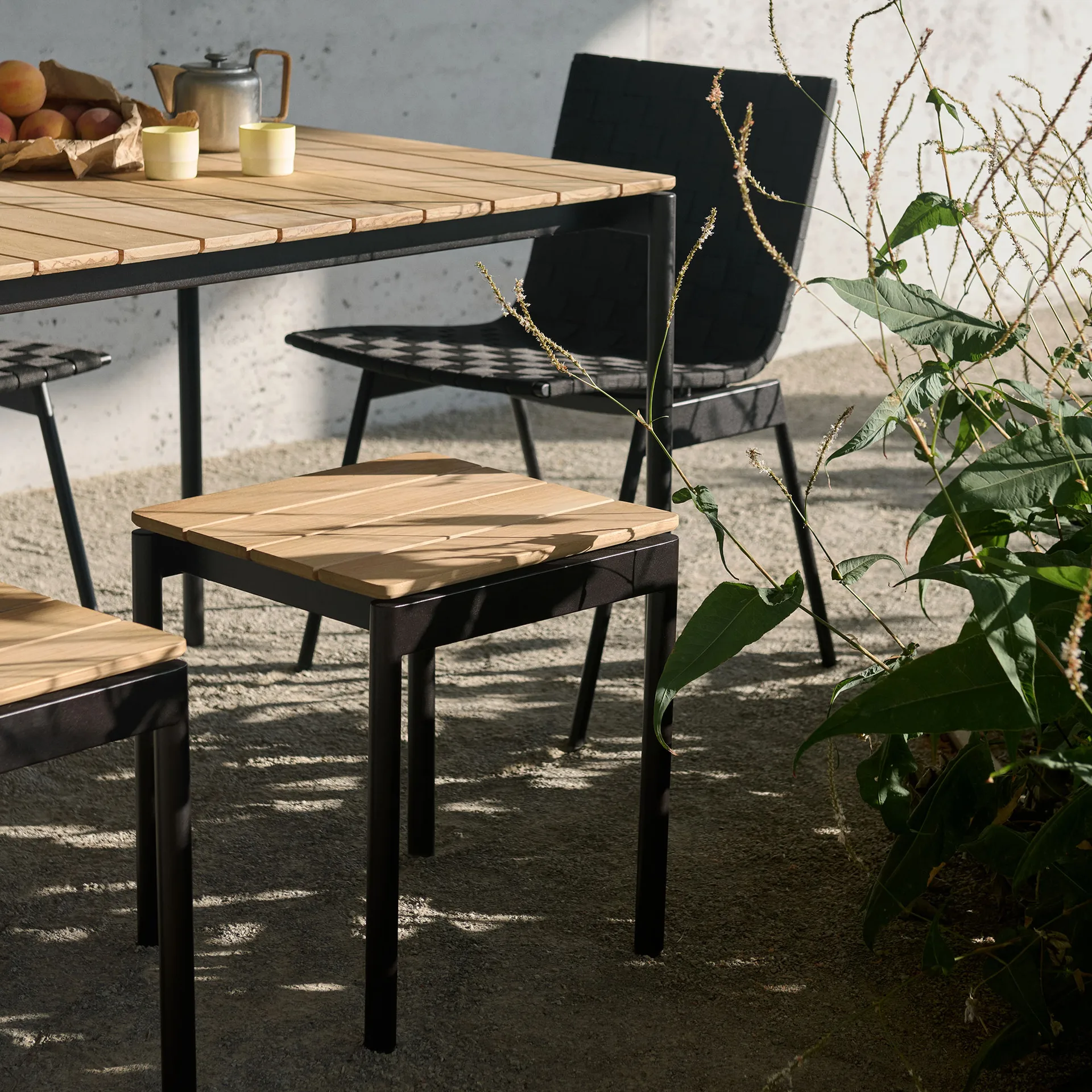 Ville Outdoor AV47 スツール, Warm black &Tradition | アンドトラディション