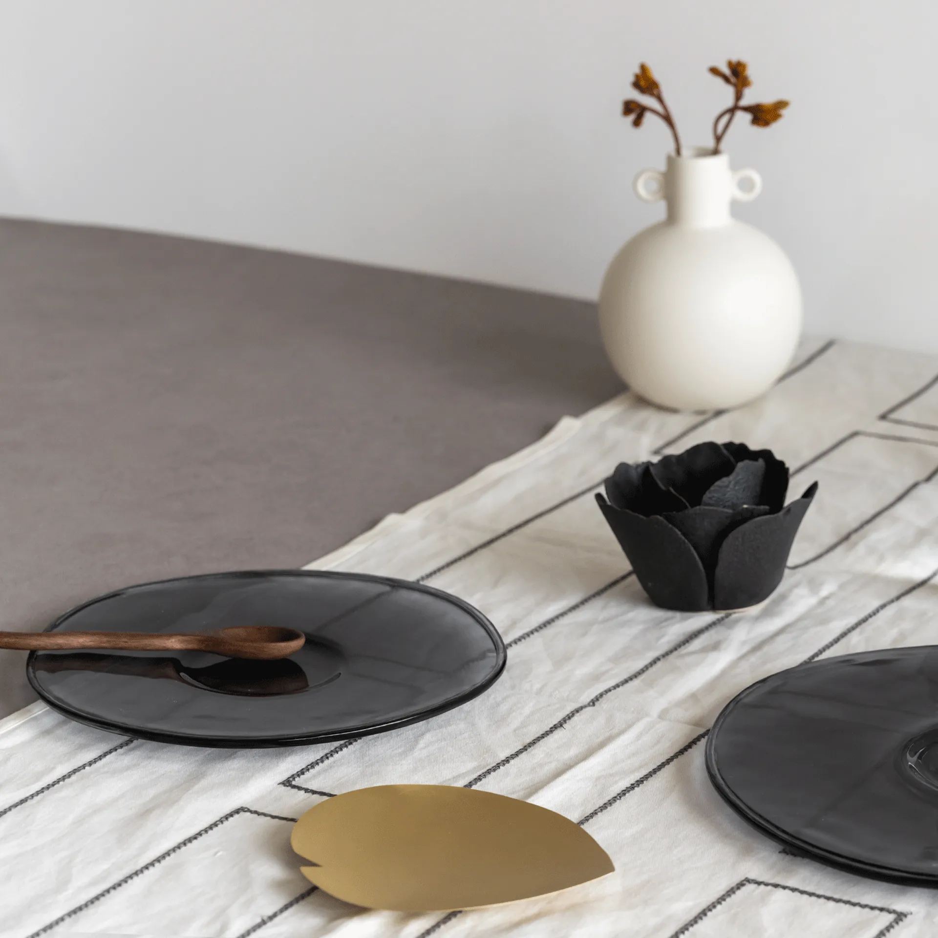 UNC プレート recycled グラス Ø23 cm, Ebony URBAN NATURE CULTURE | アーバン ネイチャー カルチャー