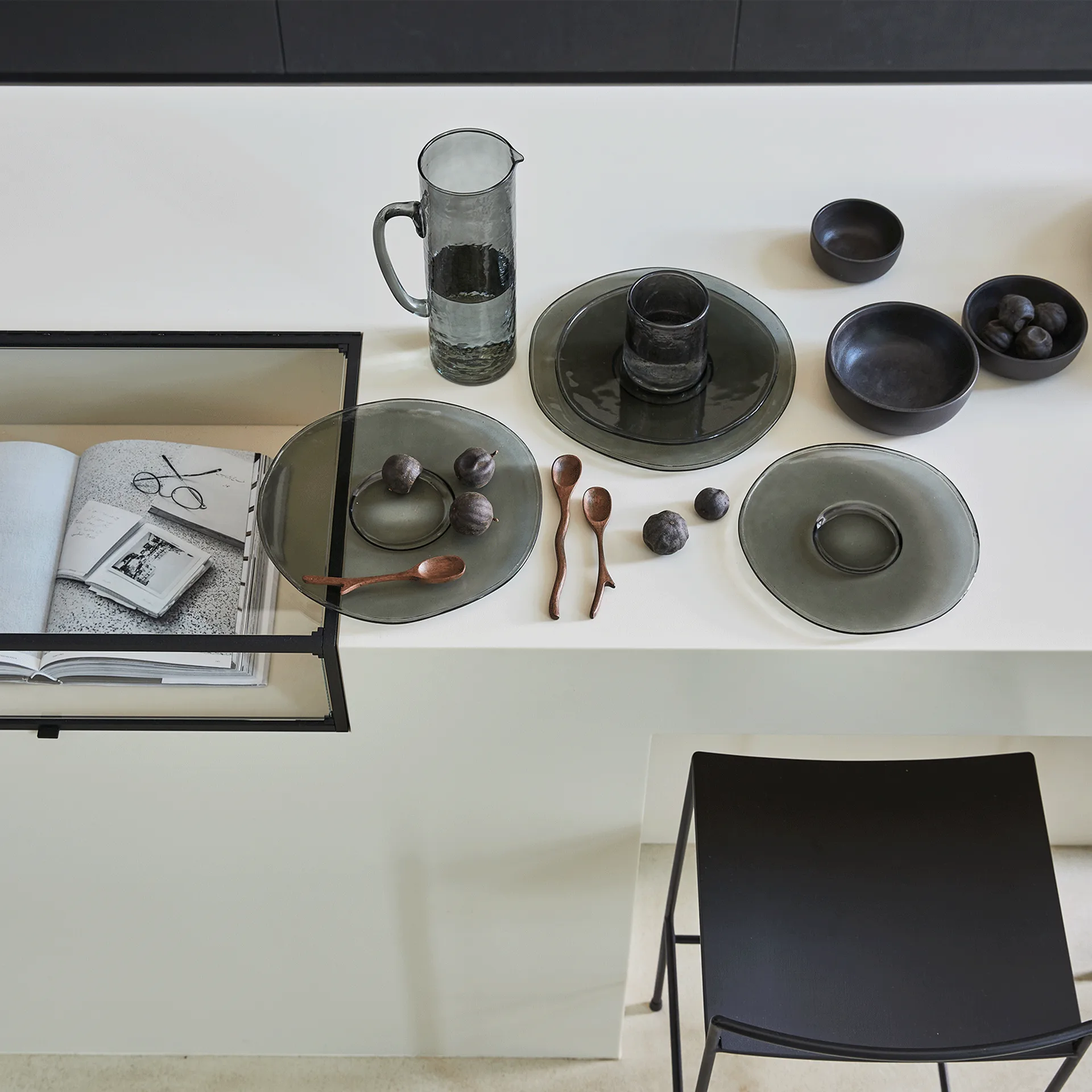 UNC プレート recycled グラス Ø28 cm, Ebony URBAN NATURE CULTURE | アーバン ネイチャー カルチャー