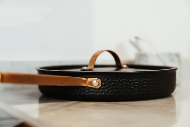 Arvet hammered ブラックソースパン & 蓋, Modell X2. Ø28 cm Vargen & Thor